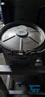 Verdampfer:
(evaporator) Verdampfer sind thermische Trennapparate zur Trennung von Komponenten aus einem Flssigkeitsgemisch mittels Verdampfung. Als Verdampfung wird der bergang einer Flssigkeit vom flssigen in den gas- bzw. dampffrmigen Zustand bezeichnet. 

Die Trennung kann dadurch erfolgen, dass die zu trennende Komponente verdampft und durch Kondensation zurck gewonnen wird (z.B. in einem Vakuumverdampfer) oder aber dadurch, dass ein gelster Stoff durch die Verdampfung des Lsemittels gewonnen werden soll (siehe auch Kristallisation). 
In der Regel werden zwei Grundprinzipien des Verdampfens unterschieden, die Oberflchenverdampfung und die Entspannungsverdampfung:

    * In Oberflchenverdampfern sind Heizraum und verdampfende Flssigkeit durch eine Wand getrennt, durch die die erforderliche Verdampfungswrme bertragen wird. Die Heizseite kann dabei ein Brennraum sein (z. B. Kraftwerkskessel) oder der Raum eines Wrmetauschers, in dem ein Wrmetrgermedium strmt.  
    * Im Gegensatz dazu wird bei der Entspannungsverdampfung (Flash-Verdampfung) ein flssiger Strom auf einen niedrigeren Druck gedrosselt. Dabei verdampft ein Teil der Flssigkeit, die sich dabei abkhlt. 

Je nach Anforderungen und bestehenden Bedingungen knnen diese Prozesse bei Umgebungsdruck, bei hheren Drcken oder auch im Vakuum (Vakuumverdampfer) erfolgen.

Der Gefahr der Ablagerung von Feststoffen auf den Heizflchen wird je nach Apparat mit unterschiedlichen Methoden entgegen getreten. Quelle:www.wasser-wissen.de
Eindampfung:
Die Eindampfung dient in erster Linie der Aufkonzentration von schwerflchtigen Bestandteilen im Rckstand. Dieses Verfahren ist immer dann einzusetzen, wenn die Abwasserinhaltstoffe mit Wasserdampf schwerflchtig sind. Bei leichtflchtigen Inhaltstoffen werden Strippverfahren gewhlt, bei denen gelste Gase aus Flssigkeiten mit Hilfe von Strippgasen (Dampf oder Inertgas) ausgetrieben werden. Bei der auch Gasphasenoxidation genannten Abwasserverbrennung werden in erster Linie organische Inhaltstoffe mit Sauerstoff chemisch oxidativ zerstrt und in CO2, H2O, SOx, NOx und Hx umgewandelt. Diese Verfahren gehren zu den technisch und energetisch aufwendigsten bei der Abwasserbehandlung. Extraktive Verfahren basieren darauf, dass mit organischen Lsungsmitteln Schadstoffe dem Abwasser entzogen werden. Die vier Phasen dieser Vorgnge sind:

 Durchmischung - Phasentrennung - Aufbereitung des Extraktes 

Weiterbehandlung des Abwassers

Bei den destillativen Verfahren werden Inhaltstoffe aus dem Abwasser thermisch ausgetrieben. Diese partielle Verdampfung bei erhhten Temperaturen basiert auf dem Henry-Daltonschen Gesetz. Gelste Gase werden mit Hilfe von Strippmedien (Luft, Dampf) aus Abwssern ausgetrieben. Quelle: www.wasser-wissen.de