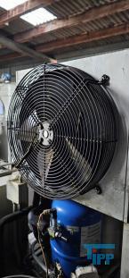 Verdampfer:
(evaporator) Verdampfer sind thermische Trennapparate zur Trennung von Komponenten aus einem Flssigkeitsgemisch mittels Verdampfung. Als Verdampfung wird der bergang einer Flssigkeit vom flssigen in den gas- bzw. dampffrmigen Zustand bezeichnet. 

Die Trennung kann dadurch erfolgen, dass die zu trennende Komponente verdampft und durch Kondensation zurck gewonnen wird (z.B. in einem Vakuumverdampfer) oder aber dadurch, dass ein gelster Stoff durch die Verdampfung des Lsemittels gewonnen werden soll (siehe auch Kristallisation). 
In der Regel werden zwei Grundprinzipien des Verdampfens unterschieden, die Oberflchenverdampfung und die Entspannungsverdampfung:

    * In Oberflchenverdampfern sind Heizraum und verdampfende Flssigkeit durch eine Wand getrennt, durch die die erforderliche Verdampfungswrme bertragen wird. Die Heizseite kann dabei ein Brennraum sein (z. B. Kraftwerkskessel) oder der Raum eines Wrmetauschers, in dem ein Wrmetrgermedium strmt.  
    * Im Gegensatz dazu wird bei der Entspannungsverdampfung (Flash-Verdampfung) ein flssiger Strom auf einen niedrigeren Druck gedrosselt. Dabei verdampft ein Teil der Flssigkeit, die sich dabei abkhlt. 

Je nach Anforderungen und bestehenden Bedingungen knnen diese Prozesse bei Umgebungsdruck, bei hheren Drcken oder auch im Vakuum (Vakuumverdampfer) erfolgen.

Der Gefahr der Ablagerung von Feststoffen auf den Heizflchen wird je nach Apparat mit unterschiedlichen Methoden entgegen getreten. Quelle:www.wasser-wissen.de
Eindampfung:
Die Eindampfung dient in erster Linie der Aufkonzentration von schwerflchtigen Bestandteilen im Rckstand. Dieses Verfahren ist immer dann einzusetzen, wenn die Abwasserinhaltstoffe mit Wasserdampf schwerflchtig sind. Bei leichtflchtigen Inhaltstoffen werden Strippverfahren gewhlt, bei denen gelste Gase aus Flssigkeiten mit Hilfe von Strippgasen (Dampf oder Inertgas) ausgetrieben werden. Bei der auch Gasphasenoxidation genannten Abwasserverbrennung werden in erster Linie organische Inhaltstoffe mit Sauerstoff chemisch oxidativ zerstrt und in CO2, H2O, SOx, NOx und Hx umgewandelt. Diese Verfahren gehren zu den technisch und energetisch aufwendigsten bei der Abwasserbehandlung. Extraktive Verfahren basieren darauf, dass mit organischen Lsungsmitteln Schadstoffe dem Abwasser entzogen werden. Die vier Phasen dieser Vorgnge sind:

 Durchmischung - Phasentrennung - Aufbereitung des Extraktes 

Weiterbehandlung des Abwassers

Bei den destillativen Verfahren werden Inhaltstoffe aus dem Abwasser thermisch ausgetrieben. Diese partielle Verdampfung bei erhhten Temperaturen basiert auf dem Henry-Daltonschen Gesetz. Gelste Gase werden mit Hilfe von Strippmedien (Luft, Dampf) aus Abwssern ausgetrieben. Quelle: www.wasser-wissen.de