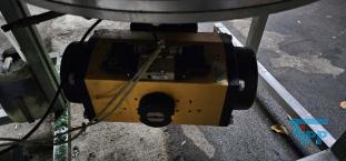 Verdampfer:
(evaporator) Verdampfer sind thermische Trennapparate zur Trennung von Komponenten aus einem Flssigkeitsgemisch mittels Verdampfung. Als Verdampfung wird der bergang einer Flssigkeit vom flssigen in den gas- bzw. dampffrmigen Zustand bezeichnet. 

Die Trennung kann dadurch erfolgen, dass die zu trennende Komponente verdampft und durch Kondensation zurck gewonnen wird (z.B. in einem Vakuumverdampfer) oder aber dadurch, dass ein gelster Stoff durch die Verdampfung des Lsemittels gewonnen werden soll (siehe auch Kristallisation). 
In der Regel werden zwei Grundprinzipien des Verdampfens unterschieden, die Oberflchenverdampfung und die Entspannungsverdampfung:

    * In Oberflchenverdampfern sind Heizraum und verdampfende Flssigkeit durch eine Wand getrennt, durch die die erforderliche Verdampfungswrme bertragen wird. Die Heizseite kann dabei ein Brennraum sein (z. B. Kraftwerkskessel) oder der Raum eines Wrmetauschers, in dem ein Wrmetrgermedium strmt.  
    * Im Gegensatz dazu wird bei der Entspannungsverdampfung (Flash-Verdampfung) ein flssiger Strom auf einen niedrigeren Druck gedrosselt. Dabei verdampft ein Teil der Flssigkeit, die sich dabei abkhlt. 

Je nach Anforderungen und bestehenden Bedingungen knnen diese Prozesse bei Umgebungsdruck, bei hheren Drcken oder auch im Vakuum (Vakuumverdampfer) erfolgen.

Der Gefahr der Ablagerung von Feststoffen auf den Heizflchen wird je nach Apparat mit unterschiedlichen Methoden entgegen getreten. Quelle:www.wasser-wissen.de
Eindampfung:
Die Eindampfung dient in erster Linie der Aufkonzentration von schwerflchtigen Bestandteilen im Rckstand. Dieses Verfahren ist immer dann einzusetzen, wenn die Abwasserinhaltstoffe mit Wasserdampf schwerflchtig sind. Bei leichtflchtigen Inhaltstoffen werden Strippverfahren gewhlt, bei denen gelste Gase aus Flssigkeiten mit Hilfe von Strippgasen (Dampf oder Inertgas) ausgetrieben werden. Bei der auch Gasphasenoxidation genannten Abwasserverbrennung werden in erster Linie organische Inhaltstoffe mit Sauerstoff chemisch oxidativ zerstrt und in CO2, H2O, SOx, NOx und Hx umgewandelt. Diese Verfahren gehren zu den technisch und energetisch aufwendigsten bei der Abwasserbehandlung. Extraktive Verfahren basieren darauf, dass mit organischen Lsungsmitteln Schadstoffe dem Abwasser entzogen werden. Die vier Phasen dieser Vorgnge sind:

 Durchmischung - Phasentrennung - Aufbereitung des Extraktes 

Weiterbehandlung des Abwassers

Bei den destillativen Verfahren werden Inhaltstoffe aus dem Abwasser thermisch ausgetrieben. Diese partielle Verdampfung bei erhhten Temperaturen basiert auf dem Henry-Daltonschen Gesetz. Gelste Gase werden mit Hilfe von Strippmedien (Luft, Dampf) aus Abwssern ausgetrieben. Quelle: www.wasser-wissen.de
