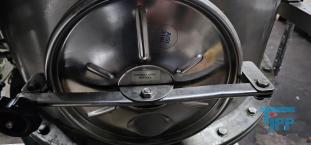 Verdampfer:
(evaporator) Verdampfer sind thermische Trennapparate zur Trennung von Komponenten aus einem Flssigkeitsgemisch mittels Verdampfung. Als Verdampfung wird der bergang einer Flssigkeit vom flssigen in den gas- bzw. dampffrmigen Zustand bezeichnet. 

Die Trennung kann dadurch erfolgen, dass die zu trennende Komponente verdampft und durch Kondensation zurck gewonnen wird (z.B. in einem Vakuumverdampfer) oder aber dadurch, dass ein gelster Stoff durch die Verdampfung des Lsemittels gewonnen werden soll (siehe auch Kristallisation). 
In der Regel werden zwei Grundprinzipien des Verdampfens unterschieden, die Oberflchenverdampfung und die Entspannungsverdampfung:

    * In Oberflchenverdampfern sind Heizraum und verdampfende Flssigkeit durch eine Wand getrennt, durch die die erforderliche Verdampfungswrme bertragen wird. Die Heizseite kann dabei ein Brennraum sein (z. B. Kraftwerkskessel) oder der Raum eines Wrmetauschers, in dem ein Wrmetrgermedium strmt.  
    * Im Gegensatz dazu wird bei der Entspannungsverdampfung (Flash-Verdampfung) ein flssiger Strom auf einen niedrigeren Druck gedrosselt. Dabei verdampft ein Teil der Flssigkeit, die sich dabei abkhlt. 

Je nach Anforderungen und bestehenden Bedingungen knnen diese Prozesse bei Umgebungsdruck, bei hheren Drcken oder auch im Vakuum (Vakuumverdampfer) erfolgen.

Der Gefahr der Ablagerung von Feststoffen auf den Heizflchen wird je nach Apparat mit unterschiedlichen Methoden entgegen getreten. Quelle:www.wasser-wissen.de
Eindampfung:
Die Eindampfung dient in erster Linie der Aufkonzentration von schwerflchtigen Bestandteilen im Rckstand. Dieses Verfahren ist immer dann einzusetzen, wenn die Abwasserinhaltstoffe mit Wasserdampf schwerflchtig sind. Bei leichtflchtigen Inhaltstoffen werden Strippverfahren gewhlt, bei denen gelste Gase aus Flssigkeiten mit Hilfe von Strippgasen (Dampf oder Inertgas) ausgetrieben werden. Bei der auch Gasphasenoxidation genannten Abwasserverbrennung werden in erster Linie organische Inhaltstoffe mit Sauerstoff chemisch oxidativ zerstrt und in CO2, H2O, SOx, NOx und Hx umgewandelt. Diese Verfahren gehren zu den technisch und energetisch aufwendigsten bei der Abwasserbehandlung. Extraktive Verfahren basieren darauf, dass mit organischen Lsungsmitteln Schadstoffe dem Abwasser entzogen werden. Die vier Phasen dieser Vorgnge sind:

 Durchmischung - Phasentrennung - Aufbereitung des Extraktes 

Weiterbehandlung des Abwassers

Bei den destillativen Verfahren werden Inhaltstoffe aus dem Abwasser thermisch ausgetrieben. Diese partielle Verdampfung bei erhhten Temperaturen basiert auf dem Henry-Daltonschen Gesetz. Gelste Gase werden mit Hilfe von Strippmedien (Luft, Dampf) aus Abwssern ausgetrieben. Quelle: www.wasser-wissen.de