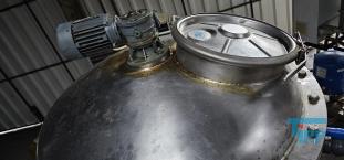 Verdampfer:
(evaporator) Verdampfer sind thermische Trennapparate zur Trennung von Komponenten aus einem Flssigkeitsgemisch mittels Verdampfung. Als Verdampfung wird der bergang einer Flssigkeit vom flssigen in den gas- bzw. dampffrmigen Zustand bezeichnet. 

Die Trennung kann dadurch erfolgen, dass die zu trennende Komponente verdampft und durch Kondensation zurck gewonnen wird (z.B. in einem Vakuumverdampfer) oder aber dadurch, dass ein gelster Stoff durch die Verdampfung des Lsemittels gewonnen werden soll (siehe auch Kristallisation). 
In der Regel werden zwei Grundprinzipien des Verdampfens unterschieden, die Oberflchenverdampfung und die Entspannungsverdampfung:

    * In Oberflchenverdampfern sind Heizraum und verdampfende Flssigkeit durch eine Wand getrennt, durch die die erforderliche Verdampfungswrme bertragen wird. Die Heizseite kann dabei ein Brennraum sein (z. B. Kraftwerkskessel) oder der Raum eines Wrmetauschers, in dem ein Wrmetrgermedium strmt.  
    * Im Gegensatz dazu wird bei der Entspannungsverdampfung (Flash-Verdampfung) ein flssiger Strom auf einen niedrigeren Druck gedrosselt. Dabei verdampft ein Teil der Flssigkeit, die sich dabei abkhlt. 

Je nach Anforderungen und bestehenden Bedingungen knnen diese Prozesse bei Umgebungsdruck, bei hheren Drcken oder auch im Vakuum (Vakuumverdampfer) erfolgen.

Der Gefahr der Ablagerung von Feststoffen auf den Heizflchen wird je nach Apparat mit unterschiedlichen Methoden entgegen getreten. Quelle:www.wasser-wissen.de
Eindampfung:
Die Eindampfung dient in erster Linie der Aufkonzentration von schwerflchtigen Bestandteilen im Rckstand. Dieses Verfahren ist immer dann einzusetzen, wenn die Abwasserinhaltstoffe mit Wasserdampf schwerflchtig sind. Bei leichtflchtigen Inhaltstoffen werden Strippverfahren gewhlt, bei denen gelste Gase aus Flssigkeiten mit Hilfe von Strippgasen (Dampf oder Inertgas) ausgetrieben werden. Bei der auch Gasphasenoxidation genannten Abwasserverbrennung werden in erster Linie organische Inhaltstoffe mit Sauerstoff chemisch oxidativ zerstrt und in CO2, H2O, SOx, NOx und Hx umgewandelt. Diese Verfahren gehren zu den technisch und energetisch aufwendigsten bei der Abwasserbehandlung. Extraktive Verfahren basieren darauf, dass mit organischen Lsungsmitteln Schadstoffe dem Abwasser entzogen werden. Die vier Phasen dieser Vorgnge sind:

 Durchmischung - Phasentrennung - Aufbereitung des Extraktes 

Weiterbehandlung des Abwassers

Bei den destillativen Verfahren werden Inhaltstoffe aus dem Abwasser thermisch ausgetrieben. Diese partielle Verdampfung bei erhhten Temperaturen basiert auf dem Henry-Daltonschen Gesetz. Gelste Gase werden mit Hilfe von Strippmedien (Luft, Dampf) aus Abwssern ausgetrieben. Quelle: www.wasser-wissen.de