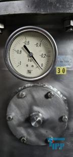 Verdampfer:
(evaporator) Verdampfer sind thermische Trennapparate zur Trennung von Komponenten aus einem Flssigkeitsgemisch mittels Verdampfung. Als Verdampfung wird der bergang einer Flssigkeit vom flssigen in den gas- bzw. dampffrmigen Zustand bezeichnet. 

Die Trennung kann dadurch erfolgen, dass die zu trennende Komponente verdampft und durch Kondensation zurck gewonnen wird (z.B. in einem Vakuumverdampfer) oder aber dadurch, dass ein gelster Stoff durch die Verdampfung des Lsemittels gewonnen werden soll (siehe auch Kristallisation). 
In der Regel werden zwei Grundprinzipien des Verdampfens unterschieden, die Oberflchenverdampfung und die Entspannungsverdampfung:

    * In Oberflchenverdampfern sind Heizraum und verdampfende Flssigkeit durch eine Wand getrennt, durch die die erforderliche Verdampfungswrme bertragen wird. Die Heizseite kann dabei ein Brennraum sein (z. B. Kraftwerkskessel) oder der Raum eines Wrmetauschers, in dem ein Wrmetrgermedium strmt.  
    * Im Gegensatz dazu wird bei der Entspannungsverdampfung (Flash-Verdampfung) ein flssiger Strom auf einen niedrigeren Druck gedrosselt. Dabei verdampft ein Teil der Flssigkeit, die sich dabei abkhlt. 

Je nach Anforderungen und bestehenden Bedingungen knnen diese Prozesse bei Umgebungsdruck, bei hheren Drcken oder auch im Vakuum (Vakuumverdampfer) erfolgen.

Der Gefahr der Ablagerung von Feststoffen auf den Heizflchen wird je nach Apparat mit unterschiedlichen Methoden entgegen getreten. Quelle:www.wasser-wissen.de
Eindampfung:
Die Eindampfung dient in erster Linie der Aufkonzentration von schwerflchtigen Bestandteilen im Rckstand. Dieses Verfahren ist immer dann einzusetzen, wenn die Abwasserinhaltstoffe mit Wasserdampf schwerflchtig sind. Bei leichtflchtigen Inhaltstoffen werden Strippverfahren gewhlt, bei denen gelste Gase aus Flssigkeiten mit Hilfe von Strippgasen (Dampf oder Inertgas) ausgetrieben werden. Bei der auch Gasphasenoxidation genannten Abwasserverbrennung werden in erster Linie organische Inhaltstoffe mit Sauerstoff chemisch oxidativ zerstrt und in CO2, H2O, SOx, NOx und Hx umgewandelt. Diese Verfahren gehren zu den technisch und energetisch aufwendigsten bei der Abwasserbehandlung. Extraktive Verfahren basieren darauf, dass mit organischen Lsungsmitteln Schadstoffe dem Abwasser entzogen werden. Die vier Phasen dieser Vorgnge sind:

 Durchmischung - Phasentrennung - Aufbereitung des Extraktes 

Weiterbehandlung des Abwassers

Bei den destillativen Verfahren werden Inhaltstoffe aus dem Abwasser thermisch ausgetrieben. Diese partielle Verdampfung bei erhhten Temperaturen basiert auf dem Henry-Daltonschen Gesetz. Gelste Gase werden mit Hilfe von Strippmedien (Luft, Dampf) aus Abwssern ausgetrieben. Quelle: www.wasser-wissen.de
