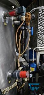 Verdampfer:
(evaporator) Verdampfer sind thermische Trennapparate zur Trennung von Komponenten aus einem Flssigkeitsgemisch mittels Verdampfung. Als Verdampfung wird der bergang einer Flssigkeit vom flssigen in den gas- bzw. dampffrmigen Zustand bezeichnet. 

Die Trennung kann dadurch erfolgen, dass die zu trennende Komponente verdampft und durch Kondensation zurck gewonnen wird (z.B. in einem Vakuumverdampfer) oder aber dadurch, dass ein gelster Stoff durch die Verdampfung des Lsemittels gewonnen werden soll (siehe auch Kristallisation). 
In der Regel werden zwei Grundprinzipien des Verdampfens unterschieden, die Oberflchenverdampfung und die Entspannungsverdampfung:

    * In Oberflchenverdampfern sind Heizraum und verdampfende Flssigkeit durch eine Wand getrennt, durch die die erforderliche Verdampfungswrme bertragen wird. Die Heizseite kann dabei ein Brennraum sein (z. B. Kraftwerkskessel) oder der Raum eines Wrmetauschers, in dem ein Wrmetrgermedium strmt.  
    * Im Gegensatz dazu wird bei der Entspannungsverdampfung (Flash-Verdampfung) ein flssiger Strom auf einen niedrigeren Druck gedrosselt. Dabei verdampft ein Teil der Flssigkeit, die sich dabei abkhlt. 

Je nach Anforderungen und bestehenden Bedingungen knnen diese Prozesse bei Umgebungsdruck, bei hheren Drcken oder auch im Vakuum (Vakuumverdampfer) erfolgen.

Der Gefahr der Ablagerung von Feststoffen auf den Heizflchen wird je nach Apparat mit unterschiedlichen Methoden entgegen getreten. Quelle:www.wasser-wissen.de
Eindampfung:
Die Eindampfung dient in erster Linie der Aufkonzentration von schwerflchtigen Bestandteilen im Rckstand. Dieses Verfahren ist immer dann einzusetzen, wenn die Abwasserinhaltstoffe mit Wasserdampf schwerflchtig sind. Bei leichtflchtigen Inhaltstoffen werden Strippverfahren gewhlt, bei denen gelste Gase aus Flssigkeiten mit Hilfe von Strippgasen (Dampf oder Inertgas) ausgetrieben werden. Bei der auch Gasphasenoxidation genannten Abwasserverbrennung werden in erster Linie organische Inhaltstoffe mit Sauerstoff chemisch oxidativ zerstrt und in CO2, H2O, SOx, NOx und Hx umgewandelt. Diese Verfahren gehren zu den technisch und energetisch aufwendigsten bei der Abwasserbehandlung. Extraktive Verfahren basieren darauf, dass mit organischen Lsungsmitteln Schadstoffe dem Abwasser entzogen werden. Die vier Phasen dieser Vorgnge sind:

 Durchmischung - Phasentrennung - Aufbereitung des Extraktes 

Weiterbehandlung des Abwassers

Bei den destillativen Verfahren werden Inhaltstoffe aus dem Abwasser thermisch ausgetrieben. Diese partielle Verdampfung bei erhhten Temperaturen basiert auf dem Henry-Daltonschen Gesetz. Gelste Gase werden mit Hilfe von Strippmedien (Luft, Dampf) aus Abwssern ausgetrieben. Quelle: www.wasser-wissen.de