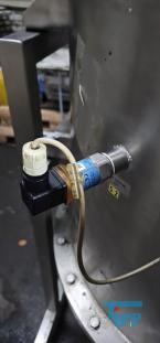 Verdampfer:
(evaporator) Verdampfer sind thermische Trennapparate zur Trennung von Komponenten aus einem Flssigkeitsgemisch mittels Verdampfung. Als Verdampfung wird der bergang einer Flssigkeit vom flssigen in den gas- bzw. dampffrmigen Zustand bezeichnet. 

Die Trennung kann dadurch erfolgen, dass die zu trennende Komponente verdampft und durch Kondensation zurck gewonnen wird (z.B. in einem Vakuumverdampfer) oder aber dadurch, dass ein gelster Stoff durch die Verdampfung des Lsemittels gewonnen werden soll (siehe auch Kristallisation). 
In der Regel werden zwei Grundprinzipien des Verdampfens unterschieden, die Oberflchenverdampfung und die Entspannungsverdampfung:

    * In Oberflchenverdampfern sind Heizraum und verdampfende Flssigkeit durch eine Wand getrennt, durch die die erforderliche Verdampfungswrme bertragen wird. Die Heizseite kann dabei ein Brennraum sein (z. B. Kraftwerkskessel) oder der Raum eines Wrmetauschers, in dem ein Wrmetrgermedium strmt.  
    * Im Gegensatz dazu wird bei der Entspannungsverdampfung (Flash-Verdampfung) ein flssiger Strom auf einen niedrigeren Druck gedrosselt. Dabei verdampft ein Teil der Flssigkeit, die sich dabei abkhlt. 

Je nach Anforderungen und bestehenden Bedingungen knnen diese Prozesse bei Umgebungsdruck, bei hheren Drcken oder auch im Vakuum (Vakuumverdampfer) erfolgen.

Der Gefahr der Ablagerung von Feststoffen auf den Heizflchen wird je nach Apparat mit unterschiedlichen Methoden entgegen getreten. Quelle:www.wasser-wissen.de
Eindampfung:
Die Eindampfung dient in erster Linie der Aufkonzentration von schwerflchtigen Bestandteilen im Rckstand. Dieses Verfahren ist immer dann einzusetzen, wenn die Abwasserinhaltstoffe mit Wasserdampf schwerflchtig sind. Bei leichtflchtigen Inhaltstoffen werden Strippverfahren gewhlt, bei denen gelste Gase aus Flssigkeiten mit Hilfe von Strippgasen (Dampf oder Inertgas) ausgetrieben werden. Bei der auch Gasphasenoxidation genannten Abwasserverbrennung werden in erster Linie organische Inhaltstoffe mit Sauerstoff chemisch oxidativ zerstrt und in CO2, H2O, SOx, NOx und Hx umgewandelt. Diese Verfahren gehren zu den technisch und energetisch aufwendigsten bei der Abwasserbehandlung. Extraktive Verfahren basieren darauf, dass mit organischen Lsungsmitteln Schadstoffe dem Abwasser entzogen werden. Die vier Phasen dieser Vorgnge sind:

 Durchmischung - Phasentrennung - Aufbereitung des Extraktes 

Weiterbehandlung des Abwassers

Bei den destillativen Verfahren werden Inhaltstoffe aus dem Abwasser thermisch ausgetrieben. Diese partielle Verdampfung bei erhhten Temperaturen basiert auf dem Henry-Daltonschen Gesetz. Gelste Gase werden mit Hilfe von Strippmedien (Luft, Dampf) aus Abwssern ausgetrieben. Quelle: www.wasser-wissen.de