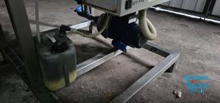 Verdampfer:
(evaporator) Verdampfer sind thermische Trennapparate zur Trennung von Komponenten aus einem Flssigkeitsgemisch mittels Verdampfung. Als Verdampfung wird der bergang einer Flssigkeit vom flssigen in den gas- bzw. dampffrmigen Zustand bezeichnet. 

Die Trennung kann dadurch erfolgen, dass die zu trennende Komponente verdampft und durch Kondensation zurck gewonnen wird (z.B. in einem Vakuumverdampfer) oder aber dadurch, dass ein gelster Stoff durch die Verdampfung des Lsemittels gewonnen werden soll (siehe auch Kristallisation). 
In der Regel werden zwei Grundprinzipien des Verdampfens unterschieden, die Oberflchenverdampfung und die Entspannungsverdampfung:

    * In Oberflchenverdampfern sind Heizraum und verdampfende Flssigkeit durch eine Wand getrennt, durch die die erforderliche Verdampfungswrme bertragen wird. Die Heizseite kann dabei ein Brennraum sein (z. B. Kraftwerkskessel) oder der Raum eines Wrmetauschers, in dem ein Wrmetrgermedium strmt.  
    * Im Gegensatz dazu wird bei der Entspannungsverdampfung (Flash-Verdampfung) ein flssiger Strom auf einen niedrigeren Druck gedrosselt. Dabei verdampft ein Teil der Flssigkeit, die sich dabei abkhlt. 

Je nach Anforderungen und bestehenden Bedingungen knnen diese Prozesse bei Umgebungsdruck, bei hheren Drcken oder auch im Vakuum (Vakuumverdampfer) erfolgen.

Der Gefahr der Ablagerung von Feststoffen auf den Heizflchen wird je nach Apparat mit unterschiedlichen Methoden entgegen getreten. Quelle:www.wasser-wissen.de
Eindampfung:
Die Eindampfung dient in erster Linie der Aufkonzentration von schwerflchtigen Bestandteilen im Rckstand. Dieses Verfahren ist immer dann einzusetzen, wenn die Abwasserinhaltstoffe mit Wasserdampf schwerflchtig sind. Bei leichtflchtigen Inhaltstoffen werden Strippverfahren gewhlt, bei denen gelste Gase aus Flssigkeiten mit Hilfe von Strippgasen (Dampf oder Inertgas) ausgetrieben werden. Bei der auch Gasphasenoxidation genannten Abwasserverbrennung werden in erster Linie organische Inhaltstoffe mit Sauerstoff chemisch oxidativ zerstrt und in CO2, H2O, SOx, NOx und Hx umgewandelt. Diese Verfahren gehren zu den technisch und energetisch aufwendigsten bei der Abwasserbehandlung. Extraktive Verfahren basieren darauf, dass mit organischen Lsungsmitteln Schadstoffe dem Abwasser entzogen werden. Die vier Phasen dieser Vorgnge sind:

 Durchmischung - Phasentrennung - Aufbereitung des Extraktes 

Weiterbehandlung des Abwassers

Bei den destillativen Verfahren werden Inhaltstoffe aus dem Abwasser thermisch ausgetrieben. Diese partielle Verdampfung bei erhhten Temperaturen basiert auf dem Henry-Daltonschen Gesetz. Gelste Gase werden mit Hilfe von Strippmedien (Luft, Dampf) aus Abwssern ausgetrieben. Quelle: www.wasser-wissen.de
