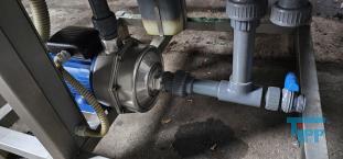 Verdampfer:
(evaporator) Verdampfer sind thermische Trennapparate zur Trennung von Komponenten aus einem Flssigkeitsgemisch mittels Verdampfung. Als Verdampfung wird der bergang einer Flssigkeit vom flssigen in den gas- bzw. dampffrmigen Zustand bezeichnet. 

Die Trennung kann dadurch erfolgen, dass die zu trennende Komponente verdampft und durch Kondensation zurck gewonnen wird (z.B. in einem Vakuumverdampfer) oder aber dadurch, dass ein gelster Stoff durch die Verdampfung des Lsemittels gewonnen werden soll (siehe auch Kristallisation). 
In der Regel werden zwei Grundprinzipien des Verdampfens unterschieden, die Oberflchenverdampfung und die Entspannungsverdampfung:

    * In Oberflchenverdampfern sind Heizraum und verdampfende Flssigkeit durch eine Wand getrennt, durch die die erforderliche Verdampfungswrme bertragen wird. Die Heizseite kann dabei ein Brennraum sein (z. B. Kraftwerkskessel) oder der Raum eines Wrmetauschers, in dem ein Wrmetrgermedium strmt.  
    * Im Gegensatz dazu wird bei der Entspannungsverdampfung (Flash-Verdampfung) ein flssiger Strom auf einen niedrigeren Druck gedrosselt. Dabei verdampft ein Teil der Flssigkeit, die sich dabei abkhlt. 

Je nach Anforderungen und bestehenden Bedingungen knnen diese Prozesse bei Umgebungsdruck, bei hheren Drcken oder auch im Vakuum (Vakuumverdampfer) erfolgen.

Der Gefahr der Ablagerung von Feststoffen auf den Heizflchen wird je nach Apparat mit unterschiedlichen Methoden entgegen getreten. Quelle:www.wasser-wissen.de
Eindampfung:
Die Eindampfung dient in erster Linie der Aufkonzentration von schwerflchtigen Bestandteilen im Rckstand. Dieses Verfahren ist immer dann einzusetzen, wenn die Abwasserinhaltstoffe mit Wasserdampf schwerflchtig sind. Bei leichtflchtigen Inhaltstoffen werden Strippverfahren gewhlt, bei denen gelste Gase aus Flssigkeiten mit Hilfe von Strippgasen (Dampf oder Inertgas) ausgetrieben werden. Bei der auch Gasphasenoxidation genannten Abwasserverbrennung werden in erster Linie organische Inhaltstoffe mit Sauerstoff chemisch oxidativ zerstrt und in CO2, H2O, SOx, NOx und Hx umgewandelt. Diese Verfahren gehren zu den technisch und energetisch aufwendigsten bei der Abwasserbehandlung. Extraktive Verfahren basieren darauf, dass mit organischen Lsungsmitteln Schadstoffe dem Abwasser entzogen werden. Die vier Phasen dieser Vorgnge sind:

 Durchmischung - Phasentrennung - Aufbereitung des Extraktes 

Weiterbehandlung des Abwassers

Bei den destillativen Verfahren werden Inhaltstoffe aus dem Abwasser thermisch ausgetrieben. Diese partielle Verdampfung bei erhhten Temperaturen basiert auf dem Henry-Daltonschen Gesetz. Gelste Gase werden mit Hilfe von Strippmedien (Luft, Dampf) aus Abwssern ausgetrieben. Quelle: www.wasser-wissen.de