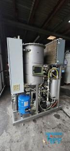 Verdampfer:
(evaporator) Verdampfer sind thermische Trennapparate zur Trennung von Komponenten aus einem Flssigkeitsgemisch mittels Verdampfung. Als Verdampfung wird der bergang einer Flssigkeit vom flssigen in den gas- bzw. dampffrmigen Zustand bezeichnet. 

Die Trennung kann dadurch erfolgen, dass die zu trennende Komponente verdampft und durch Kondensation zurck gewonnen wird (z.B. in einem Vakuumverdampfer) oder aber dadurch, dass ein gelster Stoff durch die Verdampfung des Lsemittels gewonnen werden soll (siehe auch Kristallisation). 
In der Regel werden zwei Grundprinzipien des Verdampfens unterschieden, die Oberflchenverdampfung und die Entspannungsverdampfung:

    * In Oberflchenverdampfern sind Heizraum und verdampfende Flssigkeit durch eine Wand getrennt, durch die die erforderliche Verdampfungswrme bertragen wird. Die Heizseite kann dabei ein Brennraum sein (z. B. Kraftwerkskessel) oder der Raum eines Wrmetauschers, in dem ein Wrmetrgermedium strmt.  
    * Im Gegensatz dazu wird bei der Entspannungsverdampfung (Flash-Verdampfung) ein flssiger Strom auf einen niedrigeren Druck gedrosselt. Dabei verdampft ein Teil der Flssigkeit, die sich dabei abkhlt. 

Je nach Anforderungen und bestehenden Bedingungen knnen diese Prozesse bei Umgebungsdruck, bei hheren Drcken oder auch im Vakuum (Vakuumverdampfer) erfolgen.

Der Gefahr der Ablagerung von Feststoffen auf den Heizflchen wird je nach Apparat mit unterschiedlichen Methoden entgegen getreten. Quelle:www.wasser-wissen.de
Eindampfung:
Die Eindampfung dient in erster Linie der Aufkonzentration von schwerflchtigen Bestandteilen im Rckstand. Dieses Verfahren ist immer dann einzusetzen, wenn die Abwasserinhaltstoffe mit Wasserdampf schwerflchtig sind. Bei leichtflchtigen Inhaltstoffen werden Strippverfahren gewhlt, bei denen gelste Gase aus Flssigkeiten mit Hilfe von Strippgasen (Dampf oder Inertgas) ausgetrieben werden. Bei der auch Gasphasenoxidation genannten Abwasserverbrennung werden in erster Linie organische Inhaltstoffe mit Sauerstoff chemisch oxidativ zerstrt und in CO2, H2O, SOx, NOx und Hx umgewandelt. Diese Verfahren gehren zu den technisch und energetisch aufwendigsten bei der Abwasserbehandlung. Extraktive Verfahren basieren darauf, dass mit organischen Lsungsmitteln Schadstoffe dem Abwasser entzogen werden. Die vier Phasen dieser Vorgnge sind:

 Durchmischung - Phasentrennung - Aufbereitung des Extraktes 

Weiterbehandlung des Abwassers

Bei den destillativen Verfahren werden Inhaltstoffe aus dem Abwasser thermisch ausgetrieben. Diese partielle Verdampfung bei erhhten Temperaturen basiert auf dem Henry-Daltonschen Gesetz. Gelste Gase werden mit Hilfe von Strippmedien (Luft, Dampf) aus Abwssern ausgetrieben. Quelle: www.wasser-wissen.de