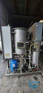 Verdampfer:
(evaporator) Verdampfer sind thermische Trennapparate zur Trennung von Komponenten aus einem Flssigkeitsgemisch mittels Verdampfung. Als Verdampfung wird der bergang einer Flssigkeit vom flssigen in den gas- bzw. dampffrmigen Zustand bezeichnet. 

Die Trennung kann dadurch erfolgen, dass die zu trennende Komponente verdampft und durch Kondensation zurck gewonnen wird (z.B. in einem Vakuumverdampfer) oder aber dadurch, dass ein gelster Stoff durch die Verdampfung des Lsemittels gewonnen werden soll (siehe auch Kristallisation). 
In der Regel werden zwei Grundprinzipien des Verdampfens unterschieden, die Oberflchenverdampfung und die Entspannungsverdampfung:

    * In Oberflchenverdampfern sind Heizraum und verdampfende Flssigkeit durch eine Wand getrennt, durch die die erforderliche Verdampfungswrme bertragen wird. Die Heizseite kann dabei ein Brennraum sein (z. B. Kraftwerkskessel) oder der Raum eines Wrmetauschers, in dem ein Wrmetrgermedium strmt.  
    * Im Gegensatz dazu wird bei der Entspannungsverdampfung (Flash-Verdampfung) ein flssiger Strom auf einen niedrigeren Druck gedrosselt. Dabei verdampft ein Teil der Flssigkeit, die sich dabei abkhlt. 

Je nach Anforderungen und bestehenden Bedingungen knnen diese Prozesse bei Umgebungsdruck, bei hheren Drcken oder auch im Vakuum (Vakuumverdampfer) erfolgen.

Der Gefahr der Ablagerung von Feststoffen auf den Heizflchen wird je nach Apparat mit unterschiedlichen Methoden entgegen getreten. Quelle:www.wasser-wissen.de
Eindampfung:
Die Eindampfung dient in erster Linie der Aufkonzentration von schwerflchtigen Bestandteilen im Rckstand. Dieses Verfahren ist immer dann einzusetzen, wenn die Abwasserinhaltstoffe mit Wasserdampf schwerflchtig sind. Bei leichtflchtigen Inhaltstoffen werden Strippverfahren gewhlt, bei denen gelste Gase aus Flssigkeiten mit Hilfe von Strippgasen (Dampf oder Inertgas) ausgetrieben werden. Bei der auch Gasphasenoxidation genannten Abwasserverbrennung werden in erster Linie organische Inhaltstoffe mit Sauerstoff chemisch oxidativ zerstrt und in CO2, H2O, SOx, NOx und Hx umgewandelt. Diese Verfahren gehren zu den technisch und energetisch aufwendigsten bei der Abwasserbehandlung. Extraktive Verfahren basieren darauf, dass mit organischen Lsungsmitteln Schadstoffe dem Abwasser entzogen werden. Die vier Phasen dieser Vorgnge sind:

 Durchmischung - Phasentrennung - Aufbereitung des Extraktes 

Weiterbehandlung des Abwassers

Bei den destillativen Verfahren werden Inhaltstoffe aus dem Abwasser thermisch ausgetrieben. Diese partielle Verdampfung bei erhhten Temperaturen basiert auf dem Henry-Daltonschen Gesetz. Gelste Gase werden mit Hilfe von Strippmedien (Luft, Dampf) aus Abwssern ausgetrieben. Quelle: www.wasser-wissen.de