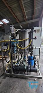 Verdampfer:
(evaporator) Verdampfer sind thermische Trennapparate zur Trennung von Komponenten aus einem Flssigkeitsgemisch mittels Verdampfung. Als Verdampfung wird der bergang einer Flssigkeit vom flssigen in den gas- bzw. dampffrmigen Zustand bezeichnet. 

Die Trennung kann dadurch erfolgen, dass die zu trennende Komponente verdampft und durch Kondensation zurck gewonnen wird (z.B. in einem Vakuumverdampfer) oder aber dadurch, dass ein gelster Stoff durch die Verdampfung des Lsemittels gewonnen werden soll (siehe auch Kristallisation). 
In der Regel werden zwei Grundprinzipien des Verdampfens unterschieden, die Oberflchenverdampfung und die Entspannungsverdampfung:

    * In Oberflchenverdampfern sind Heizraum und verdampfende Flssigkeit durch eine Wand getrennt, durch die die erforderliche Verdampfungswrme bertragen wird. Die Heizseite kann dabei ein Brennraum sein (z. B. Kraftwerkskessel) oder der Raum eines Wrmetauschers, in dem ein Wrmetrgermedium strmt.  
    * Im Gegensatz dazu wird bei der Entspannungsverdampfung (Flash-Verdampfung) ein flssiger Strom auf einen niedrigeren Druck gedrosselt. Dabei verdampft ein Teil der Flssigkeit, die sich dabei abkhlt. 

Je nach Anforderungen und bestehenden Bedingungen knnen diese Prozesse bei Umgebungsdruck, bei hheren Drcken oder auch im Vakuum (Vakuumverdampfer) erfolgen.

Der Gefahr der Ablagerung von Feststoffen auf den Heizflchen wird je nach Apparat mit unterschiedlichen Methoden entgegen getreten. Quelle:www.wasser-wissen.de
Eindampfung:
Die Eindampfung dient in erster Linie der Aufkonzentration von schwerflchtigen Bestandteilen im Rckstand. Dieses Verfahren ist immer dann einzusetzen, wenn die Abwasserinhaltstoffe mit Wasserdampf schwerflchtig sind. Bei leichtflchtigen Inhaltstoffen werden Strippverfahren gewhlt, bei denen gelste Gase aus Flssigkeiten mit Hilfe von Strippgasen (Dampf oder Inertgas) ausgetrieben werden. Bei der auch Gasphasenoxidation genannten Abwasserverbrennung werden in erster Linie organische Inhaltstoffe mit Sauerstoff chemisch oxidativ zerstrt und in CO2, H2O, SOx, NOx und Hx umgewandelt. Diese Verfahren gehren zu den technisch und energetisch aufwendigsten bei der Abwasserbehandlung. Extraktive Verfahren basieren darauf, dass mit organischen Lsungsmitteln Schadstoffe dem Abwasser entzogen werden. Die vier Phasen dieser Vorgnge sind:

 Durchmischung - Phasentrennung - Aufbereitung des Extraktes 

Weiterbehandlung des Abwassers

Bei den destillativen Verfahren werden Inhaltstoffe aus dem Abwasser thermisch ausgetrieben. Diese partielle Verdampfung bei erhhten Temperaturen basiert auf dem Henry-Daltonschen Gesetz. Gelste Gase werden mit Hilfe von Strippmedien (Luft, Dampf) aus Abwssern ausgetrieben. Quelle: www.wasser-wissen.de