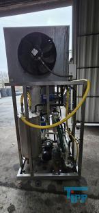 Verdampfer:
(evaporator) Verdampfer sind thermische Trennapparate zur Trennung von Komponenten aus einem Flssigkeitsgemisch mittels Verdampfung. Als Verdampfung wird der bergang einer Flssigkeit vom flssigen in den gas- bzw. dampffrmigen Zustand bezeichnet. 

Die Trennung kann dadurch erfolgen, dass die zu trennende Komponente verdampft und durch Kondensation zurck gewonnen wird (z.B. in einem Vakuumverdampfer) oder aber dadurch, dass ein gelster Stoff durch die Verdampfung des Lsemittels gewonnen werden soll (siehe auch Kristallisation). 
In der Regel werden zwei Grundprinzipien des Verdampfens unterschieden, die Oberflchenverdampfung und die Entspannungsverdampfung:

    * In Oberflchenverdampfern sind Heizraum und verdampfende Flssigkeit durch eine Wand getrennt, durch die die erforderliche Verdampfungswrme bertragen wird. Die Heizseite kann dabei ein Brennraum sein (z. B. Kraftwerkskessel) oder der Raum eines Wrmetauschers, in dem ein Wrmetrgermedium strmt.  
    * Im Gegensatz dazu wird bei der Entspannungsverdampfung (Flash-Verdampfung) ein flssiger Strom auf einen niedrigeren Druck gedrosselt. Dabei verdampft ein Teil der Flssigkeit, die sich dabei abkhlt. 

Je nach Anforderungen und bestehenden Bedingungen knnen diese Prozesse bei Umgebungsdruck, bei hheren Drcken oder auch im Vakuum (Vakuumverdampfer) erfolgen.

Der Gefahr der Ablagerung von Feststoffen auf den Heizflchen wird je nach Apparat mit unterschiedlichen Methoden entgegen getreten. Quelle:www.wasser-wissen.de
Eindampfung:
Die Eindampfung dient in erster Linie der Aufkonzentration von schwerflchtigen Bestandteilen im Rckstand. Dieses Verfahren ist immer dann einzusetzen, wenn die Abwasserinhaltstoffe mit Wasserdampf schwerflchtig sind. Bei leichtflchtigen Inhaltstoffen werden Strippverfahren gewhlt, bei denen gelste Gase aus Flssigkeiten mit Hilfe von Strippgasen (Dampf oder Inertgas) ausgetrieben werden. Bei der auch Gasphasenoxidation genannten Abwasserverbrennung werden in erster Linie organische Inhaltstoffe mit Sauerstoff chemisch oxidativ zerstrt und in CO2, H2O, SOx, NOx und Hx umgewandelt. Diese Verfahren gehren zu den technisch und energetisch aufwendigsten bei der Abwasserbehandlung. Extraktive Verfahren basieren darauf, dass mit organischen Lsungsmitteln Schadstoffe dem Abwasser entzogen werden. Die vier Phasen dieser Vorgnge sind:

 Durchmischung - Phasentrennung - Aufbereitung des Extraktes 

Weiterbehandlung des Abwassers

Bei den destillativen Verfahren werden Inhaltstoffe aus dem Abwasser thermisch ausgetrieben. Diese partielle Verdampfung bei erhhten Temperaturen basiert auf dem Henry-Daltonschen Gesetz. Gelste Gase werden mit Hilfe von Strippmedien (Luft, Dampf) aus Abwssern ausgetrieben. Quelle: www.wasser-wissen.de