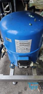 Verdampfer:
(evaporator) Verdampfer sind thermische Trennapparate zur Trennung von Komponenten aus einem Flssigkeitsgemisch mittels Verdampfung. Als Verdampfung wird der bergang einer Flssigkeit vom flssigen in den gas- bzw. dampffrmigen Zustand bezeichnet. 

Die Trennung kann dadurch erfolgen, dass die zu trennende Komponente verdampft und durch Kondensation zurck gewonnen wird (z.B. in einem Vakuumverdampfer) oder aber dadurch, dass ein gelster Stoff durch die Verdampfung des Lsemittels gewonnen werden soll (siehe auch Kristallisation). 
In der Regel werden zwei Grundprinzipien des Verdampfens unterschieden, die Oberflchenverdampfung und die Entspannungsverdampfung:

    * In Oberflchenverdampfern sind Heizraum und verdampfende Flssigkeit durch eine Wand getrennt, durch die die erforderliche Verdampfungswrme bertragen wird. Die Heizseite kann dabei ein Brennraum sein (z. B. Kraftwerkskessel) oder der Raum eines Wrmetauschers, in dem ein Wrmetrgermedium strmt.  
    * Im Gegensatz dazu wird bei der Entspannungsverdampfung (Flash-Verdampfung) ein flssiger Strom auf einen niedrigeren Druck gedrosselt. Dabei verdampft ein Teil der Flssigkeit, die sich dabei abkhlt. 

Je nach Anforderungen und bestehenden Bedingungen knnen diese Prozesse bei Umgebungsdruck, bei hheren Drcken oder auch im Vakuum (Vakuumverdampfer) erfolgen.

Der Gefahr der Ablagerung von Feststoffen auf den Heizflchen wird je nach Apparat mit unterschiedlichen Methoden entgegen getreten. Quelle:www.wasser-wissen.de
Eindampfung:
Die Eindampfung dient in erster Linie der Aufkonzentration von schwerflchtigen Bestandteilen im Rckstand. Dieses Verfahren ist immer dann einzusetzen, wenn die Abwasserinhaltstoffe mit Wasserdampf schwerflchtig sind. Bei leichtflchtigen Inhaltstoffen werden Strippverfahren gewhlt, bei denen gelste Gase aus Flssigkeiten mit Hilfe von Strippgasen (Dampf oder Inertgas) ausgetrieben werden. Bei der auch Gasphasenoxidation genannten Abwasserverbrennung werden in erster Linie organische Inhaltstoffe mit Sauerstoff chemisch oxidativ zerstrt und in CO2, H2O, SOx, NOx und Hx umgewandelt. Diese Verfahren gehren zu den technisch und energetisch aufwendigsten bei der Abwasserbehandlung. Extraktive Verfahren basieren darauf, dass mit organischen Lsungsmitteln Schadstoffe dem Abwasser entzogen werden. Die vier Phasen dieser Vorgnge sind:

 Durchmischung - Phasentrennung - Aufbereitung des Extraktes 

Weiterbehandlung des Abwassers

Bei den destillativen Verfahren werden Inhaltstoffe aus dem Abwasser thermisch ausgetrieben. Diese partielle Verdampfung bei erhhten Temperaturen basiert auf dem Henry-Daltonschen Gesetz. Gelste Gase werden mit Hilfe von Strippmedien (Luft, Dampf) aus Abwssern ausgetrieben. Quelle: www.wasser-wissen.de