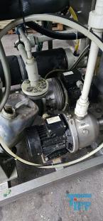 Verdampfer:
(evaporator) Verdampfer sind thermische Trennapparate zur Trennung von Komponenten aus einem Flssigkeitsgemisch mittels Verdampfung. Als Verdampfung wird der bergang einer Flssigkeit vom flssigen in den gas- bzw. dampffrmigen Zustand bezeichnet. 

Die Trennung kann dadurch erfolgen, dass die zu trennende Komponente verdampft und durch Kondensation zurck gewonnen wird (z.B. in einem Vakuumverdampfer) oder aber dadurch, dass ein gelster Stoff durch die Verdampfung des Lsemittels gewonnen werden soll (siehe auch Kristallisation). 
In der Regel werden zwei Grundprinzipien des Verdampfens unterschieden, die Oberflchenverdampfung und die Entspannungsverdampfung:

    * In Oberflchenverdampfern sind Heizraum und verdampfende Flssigkeit durch eine Wand getrennt, durch die die erforderliche Verdampfungswrme bertragen wird. Die Heizseite kann dabei ein Brennraum sein (z. B. Kraftwerkskessel) oder der Raum eines Wrmetauschers, in dem ein Wrmetrgermedium strmt.  
    * Im Gegensatz dazu wird bei der Entspannungsverdampfung (Flash-Verdampfung) ein flssiger Strom auf einen niedrigeren Druck gedrosselt. Dabei verdampft ein Teil der Flssigkeit, die sich dabei abkhlt. 

Je nach Anforderungen und bestehenden Bedingungen knnen diese Prozesse bei Umgebungsdruck, bei hheren Drcken oder auch im Vakuum (Vakuumverdampfer) erfolgen.

Der Gefahr der Ablagerung von Feststoffen auf den Heizflchen wird je nach Apparat mit unterschiedlichen Methoden entgegen getreten. Quelle:www.wasser-wissen.de
Eindampfung:
Die Eindampfung dient in erster Linie der Aufkonzentration von schwerflchtigen Bestandteilen im Rckstand. Dieses Verfahren ist immer dann einzusetzen, wenn die Abwasserinhaltstoffe mit Wasserdampf schwerflchtig sind. Bei leichtflchtigen Inhaltstoffen werden Strippverfahren gewhlt, bei denen gelste Gase aus Flssigkeiten mit Hilfe von Strippgasen (Dampf oder Inertgas) ausgetrieben werden. Bei der auch Gasphasenoxidation genannten Abwasserverbrennung werden in erster Linie organische Inhaltstoffe mit Sauerstoff chemisch oxidativ zerstrt und in CO2, H2O, SOx, NOx und Hx umgewandelt. Diese Verfahren gehren zu den technisch und energetisch aufwendigsten bei der Abwasserbehandlung. Extraktive Verfahren basieren darauf, dass mit organischen Lsungsmitteln Schadstoffe dem Abwasser entzogen werden. Die vier Phasen dieser Vorgnge sind:

 Durchmischung - Phasentrennung - Aufbereitung des Extraktes 

Weiterbehandlung des Abwassers

Bei den destillativen Verfahren werden Inhaltstoffe aus dem Abwasser thermisch ausgetrieben. Diese partielle Verdampfung bei erhhten Temperaturen basiert auf dem Henry-Daltonschen Gesetz. Gelste Gase werden mit Hilfe von Strippmedien (Luft, Dampf) aus Abwssern ausgetrieben. Quelle: www.wasser-wissen.de