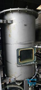 Verdampfer:
(evaporator) Verdampfer sind thermische Trennapparate zur Trennung von Komponenten aus einem Flssigkeitsgemisch mittels Verdampfung. Als Verdampfung wird der bergang einer Flssigkeit vom flssigen in den gas- bzw. dampffrmigen Zustand bezeichnet. 

Die Trennung kann dadurch erfolgen, dass die zu trennende Komponente verdampft und durch Kondensation zurck gewonnen wird (z.B. in einem Vakuumverdampfer) oder aber dadurch, dass ein gelster Stoff durch die Verdampfung des Lsemittels gewonnen werden soll (siehe auch Kristallisation). 
In der Regel werden zwei Grundprinzipien des Verdampfens unterschieden, die Oberflchenverdampfung und die Entspannungsverdampfung:

    * In Oberflchenverdampfern sind Heizraum und verdampfende Flssigkeit durch eine Wand getrennt, durch die die erforderliche Verdampfungswrme bertragen wird. Die Heizseite kann dabei ein Brennraum sein (z. B. Kraftwerkskessel) oder der Raum eines Wrmetauschers, in dem ein Wrmetrgermedium strmt.  
    * Im Gegensatz dazu wird bei der Entspannungsverdampfung (Flash-Verdampfung) ein flssiger Strom auf einen niedrigeren Druck gedrosselt. Dabei verdampft ein Teil der Flssigkeit, die sich dabei abkhlt. 

Je nach Anforderungen und bestehenden Bedingungen knnen diese Prozesse bei Umgebungsdruck, bei hheren Drcken oder auch im Vakuum (Vakuumverdampfer) erfolgen.

Der Gefahr der Ablagerung von Feststoffen auf den Heizflchen wird je nach Apparat mit unterschiedlichen Methoden entgegen getreten. Quelle:www.wasser-wissen.de
Eindampfung:
Die Eindampfung dient in erster Linie der Aufkonzentration von schwerflchtigen Bestandteilen im Rckstand. Dieses Verfahren ist immer dann einzusetzen, wenn die Abwasserinhaltstoffe mit Wasserdampf schwerflchtig sind. Bei leichtflchtigen Inhaltstoffen werden Strippverfahren gewhlt, bei denen gelste Gase aus Flssigkeiten mit Hilfe von Strippgasen (Dampf oder Inertgas) ausgetrieben werden. Bei der auch Gasphasenoxidation genannten Abwasserverbrennung werden in erster Linie organische Inhaltstoffe mit Sauerstoff chemisch oxidativ zerstrt und in CO2, H2O, SOx, NOx und Hx umgewandelt. Diese Verfahren gehren zu den technisch und energetisch aufwendigsten bei der Abwasserbehandlung. Extraktive Verfahren basieren darauf, dass mit organischen Lsungsmitteln Schadstoffe dem Abwasser entzogen werden. Die vier Phasen dieser Vorgnge sind:

 Durchmischung - Phasentrennung - Aufbereitung des Extraktes 

Weiterbehandlung des Abwassers

Bei den destillativen Verfahren werden Inhaltstoffe aus dem Abwasser thermisch ausgetrieben. Diese partielle Verdampfung bei erhhten Temperaturen basiert auf dem Henry-Daltonschen Gesetz. Gelste Gase werden mit Hilfe von Strippmedien (Luft, Dampf) aus Abwssern ausgetrieben. Quelle: www.wasser-wissen.de