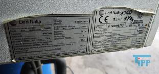 Verdampfer:
(evaporator) Verdampfer sind thermische Trennapparate zur Trennung von Komponenten aus einem Flssigkeitsgemisch mittels Verdampfung. Als Verdampfung wird der bergang einer Flssigkeit vom flssigen in den gas- bzw. dampffrmigen Zustand bezeichnet. 

Die Trennung kann dadurch erfolgen, dass die zu trennende Komponente verdampft und durch Kondensation zurck gewonnen wird (z.B. in einem Vakuumverdampfer) oder aber dadurch, dass ein gelster Stoff durch die Verdampfung des Lsemittels gewonnen werden soll (siehe auch Kristallisation). 
In der Regel werden zwei Grundprinzipien des Verdampfens unterschieden, die Oberflchenverdampfung und die Entspannungsverdampfung:

    * In Oberflchenverdampfern sind Heizraum und verdampfende Flssigkeit durch eine Wand getrennt, durch die die erforderliche Verdampfungswrme bertragen wird. Die Heizseite kann dabei ein Brennraum sein (z. B. Kraftwerkskessel) oder der Raum eines Wrmetauschers, in dem ein Wrmetrgermedium strmt.  
    * Im Gegensatz dazu wird bei der Entspannungsverdampfung (Flash-Verdampfung) ein flssiger Strom auf einen niedrigeren Druck gedrosselt. Dabei verdampft ein Teil der Flssigkeit, die sich dabei abkhlt. 

Je nach Anforderungen und bestehenden Bedingungen knnen diese Prozesse bei Umgebungsdruck, bei hheren Drcken oder auch im Vakuum (Vakuumverdampfer) erfolgen.

Der Gefahr der Ablagerung von Feststoffen auf den Heizflchen wird je nach Apparat mit unterschiedlichen Methoden entgegen getreten. Quelle:www.wasser-wissen.de
Eindampfung:
Die Eindampfung dient in erster Linie der Aufkonzentration von schwerflchtigen Bestandteilen im Rckstand. Dieses Verfahren ist immer dann einzusetzen, wenn die Abwasserinhaltstoffe mit Wasserdampf schwerflchtig sind. Bei leichtflchtigen Inhaltstoffen werden Strippverfahren gewhlt, bei denen gelste Gase aus Flssigkeiten mit Hilfe von Strippgasen (Dampf oder Inertgas) ausgetrieben werden. Bei der auch Gasphasenoxidation genannten Abwasserverbrennung werden in erster Linie organische Inhaltstoffe mit Sauerstoff chemisch oxidativ zerstrt und in CO2, H2O, SOx, NOx und Hx umgewandelt. Diese Verfahren gehren zu den technisch und energetisch aufwendigsten bei der Abwasserbehandlung. Extraktive Verfahren basieren darauf, dass mit organischen Lsungsmitteln Schadstoffe dem Abwasser entzogen werden. Die vier Phasen dieser Vorgnge sind:

 Durchmischung - Phasentrennung - Aufbereitung des Extraktes 

Weiterbehandlung des Abwassers

Bei den destillativen Verfahren werden Inhaltstoffe aus dem Abwasser thermisch ausgetrieben. Diese partielle Verdampfung bei erhhten Temperaturen basiert auf dem Henry-Daltonschen Gesetz. Gelste Gase werden mit Hilfe von Strippmedien (Luft, Dampf) aus Abwssern ausgetrieben. Quelle: www.wasser-wissen.de
