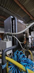 Verdampfer:
(evaporator) Verdampfer sind thermische Trennapparate zur Trennung von Komponenten aus einem Flssigkeitsgemisch mittels Verdampfung. Als Verdampfung wird der bergang einer Flssigkeit vom flssigen in den gas- bzw. dampffrmigen Zustand bezeichnet. 

Die Trennung kann dadurch erfolgen, dass die zu trennende Komponente verdampft und durch Kondensation zurck gewonnen wird (z.B. in einem Vakuumverdampfer) oder aber dadurch, dass ein gelster Stoff durch die Verdampfung des Lsemittels gewonnen werden soll (siehe auch Kristallisation). 
In der Regel werden zwei Grundprinzipien des Verdampfens unterschieden, die Oberflchenverdampfung und die Entspannungsverdampfung:

    * In Oberflchenverdampfern sind Heizraum und verdampfende Flssigkeit durch eine Wand getrennt, durch die die erforderliche Verdampfungswrme bertragen wird. Die Heizseite kann dabei ein Brennraum sein (z. B. Kraftwerkskessel) oder der Raum eines Wrmetauschers, in dem ein Wrmetrgermedium strmt.  
    * Im Gegensatz dazu wird bei der Entspannungsverdampfung (Flash-Verdampfung) ein flssiger Strom auf einen niedrigeren Druck gedrosselt. Dabei verdampft ein Teil der Flssigkeit, die sich dabei abkhlt. 

Je nach Anforderungen und bestehenden Bedingungen knnen diese Prozesse bei Umgebungsdruck, bei hheren Drcken oder auch im Vakuum (Vakuumverdampfer) erfolgen.

Der Gefahr der Ablagerung von Feststoffen auf den Heizflchen wird je nach Apparat mit unterschiedlichen Methoden entgegen getreten. Quelle:www.wasser-wissen.de
Eindampfung:
Die Eindampfung dient in erster Linie der Aufkonzentration von schwerflchtigen Bestandteilen im Rckstand. Dieses Verfahren ist immer dann einzusetzen, wenn die Abwasserinhaltstoffe mit Wasserdampf schwerflchtig sind. Bei leichtflchtigen Inhaltstoffen werden Strippverfahren gewhlt, bei denen gelste Gase aus Flssigkeiten mit Hilfe von Strippgasen (Dampf oder Inertgas) ausgetrieben werden. Bei der auch Gasphasenoxidation genannten Abwasserverbrennung werden in erster Linie organische Inhaltstoffe mit Sauerstoff chemisch oxidativ zerstrt und in CO2, H2O, SOx, NOx und Hx umgewandelt. Diese Verfahren gehren zu den technisch und energetisch aufwendigsten bei der Abwasserbehandlung. Extraktive Verfahren basieren darauf, dass mit organischen Lsungsmitteln Schadstoffe dem Abwasser entzogen werden. Die vier Phasen dieser Vorgnge sind:

 Durchmischung - Phasentrennung - Aufbereitung des Extraktes 

Weiterbehandlung des Abwassers

Bei den destillativen Verfahren werden Inhaltstoffe aus dem Abwasser thermisch ausgetrieben. Diese partielle Verdampfung bei erhhten Temperaturen basiert auf dem Henry-Daltonschen Gesetz. Gelste Gase werden mit Hilfe von Strippmedien (Luft, Dampf) aus Abwssern ausgetrieben. Quelle: www.wasser-wissen.de