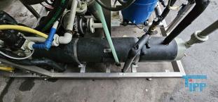Verdampfer:
(evaporator) Verdampfer sind thermische Trennapparate zur Trennung von Komponenten aus einem Flssigkeitsgemisch mittels Verdampfung. Als Verdampfung wird der bergang einer Flssigkeit vom flssigen in den gas- bzw. dampffrmigen Zustand bezeichnet. 

Die Trennung kann dadurch erfolgen, dass die zu trennende Komponente verdampft und durch Kondensation zurck gewonnen wird (z.B. in einem Vakuumverdampfer) oder aber dadurch, dass ein gelster Stoff durch die Verdampfung des Lsemittels gewonnen werden soll (siehe auch Kristallisation). 
In der Regel werden zwei Grundprinzipien des Verdampfens unterschieden, die Oberflchenverdampfung und die Entspannungsverdampfung:

    * In Oberflchenverdampfern sind Heizraum und verdampfende Flssigkeit durch eine Wand getrennt, durch die die erforderliche Verdampfungswrme bertragen wird. Die Heizseite kann dabei ein Brennraum sein (z. B. Kraftwerkskessel) oder der Raum eines Wrmetauschers, in dem ein Wrmetrgermedium strmt.  
    * Im Gegensatz dazu wird bei der Entspannungsverdampfung (Flash-Verdampfung) ein flssiger Strom auf einen niedrigeren Druck gedrosselt. Dabei verdampft ein Teil der Flssigkeit, die sich dabei abkhlt. 

Je nach Anforderungen und bestehenden Bedingungen knnen diese Prozesse bei Umgebungsdruck, bei hheren Drcken oder auch im Vakuum (Vakuumverdampfer) erfolgen.

Der Gefahr der Ablagerung von Feststoffen auf den Heizflchen wird je nach Apparat mit unterschiedlichen Methoden entgegen getreten. Quelle:www.wasser-wissen.de
Eindampfung:
Die Eindampfung dient in erster Linie der Aufkonzentration von schwerflchtigen Bestandteilen im Rckstand. Dieses Verfahren ist immer dann einzusetzen, wenn die Abwasserinhaltstoffe mit Wasserdampf schwerflchtig sind. Bei leichtflchtigen Inhaltstoffen werden Strippverfahren gewhlt, bei denen gelste Gase aus Flssigkeiten mit Hilfe von Strippgasen (Dampf oder Inertgas) ausgetrieben werden. Bei der auch Gasphasenoxidation genannten Abwasserverbrennung werden in erster Linie organische Inhaltstoffe mit Sauerstoff chemisch oxidativ zerstrt und in CO2, H2O, SOx, NOx und Hx umgewandelt. Diese Verfahren gehren zu den technisch und energetisch aufwendigsten bei der Abwasserbehandlung. Extraktive Verfahren basieren darauf, dass mit organischen Lsungsmitteln Schadstoffe dem Abwasser entzogen werden. Die vier Phasen dieser Vorgnge sind:

 Durchmischung - Phasentrennung - Aufbereitung des Extraktes 

Weiterbehandlung des Abwassers

Bei den destillativen Verfahren werden Inhaltstoffe aus dem Abwasser thermisch ausgetrieben. Diese partielle Verdampfung bei erhhten Temperaturen basiert auf dem Henry-Daltonschen Gesetz. Gelste Gase werden mit Hilfe von Strippmedien (Luft, Dampf) aus Abwssern ausgetrieben. Quelle: www.wasser-wissen.de