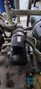 Verdampfer:
(evaporator) Verdampfer sind thermische Trennapparate zur Trennung von Komponenten aus einem Flssigkeitsgemisch mittels Verdampfung. Als Verdampfung wird der bergang einer Flssigkeit vom flssigen in den gas- bzw. dampffrmigen Zustand bezeichnet. 

Die Trennung kann dadurch erfolgen, dass die zu trennende Komponente verdampft und durch Kondensation zurck gewonnen wird (z.B. in einem Vakuumverdampfer) oder aber dadurch, dass ein gelster Stoff durch die Verdampfung des Lsemittels gewonnen werden soll (siehe auch Kristallisation). 
In der Regel werden zwei Grundprinzipien des Verdampfens unterschieden, die Oberflchenverdampfung und die Entspannungsverdampfung:

    * In Oberflchenverdampfern sind Heizraum und verdampfende Flssigkeit durch eine Wand getrennt, durch die die erforderliche Verdampfungswrme bertragen wird. Die Heizseite kann dabei ein Brennraum sein (z. B. Kraftwerkskessel) oder der Raum eines Wrmetauschers, in dem ein Wrmetrgermedium strmt.  
    * Im Gegensatz dazu wird bei der Entspannungsverdampfung (Flash-Verdampfung) ein flssiger Strom auf einen niedrigeren Druck gedrosselt. Dabei verdampft ein Teil der Flssigkeit, die sich dabei abkhlt. 

Je nach Anforderungen und bestehenden Bedingungen knnen diese Prozesse bei Umgebungsdruck, bei hheren Drcken oder auch im Vakuum (Vakuumverdampfer) erfolgen.

Der Gefahr der Ablagerung von Feststoffen auf den Heizflchen wird je nach Apparat mit unterschiedlichen Methoden entgegen getreten. Quelle:www.wasser-wissen.de
Eindampfung:
Die Eindampfung dient in erster Linie der Aufkonzentration von schwerflchtigen Bestandteilen im Rckstand. Dieses Verfahren ist immer dann einzusetzen, wenn die Abwasserinhaltstoffe mit Wasserdampf schwerflchtig sind. Bei leichtflchtigen Inhaltstoffen werden Strippverfahren gewhlt, bei denen gelste Gase aus Flssigkeiten mit Hilfe von Strippgasen (Dampf oder Inertgas) ausgetrieben werden. Bei der auch Gasphasenoxidation genannten Abwasserverbrennung werden in erster Linie organische Inhaltstoffe mit Sauerstoff chemisch oxidativ zerstrt und in CO2, H2O, SOx, NOx und Hx umgewandelt. Diese Verfahren gehren zu den technisch und energetisch aufwendigsten bei der Abwasserbehandlung. Extraktive Verfahren basieren darauf, dass mit organischen Lsungsmitteln Schadstoffe dem Abwasser entzogen werden. Die vier Phasen dieser Vorgnge sind:

 Durchmischung - Phasentrennung - Aufbereitung des Extraktes 

Weiterbehandlung des Abwassers

Bei den destillativen Verfahren werden Inhaltstoffe aus dem Abwasser thermisch ausgetrieben. Diese partielle Verdampfung bei erhhten Temperaturen basiert auf dem Henry-Daltonschen Gesetz. Gelste Gase werden mit Hilfe von Strippmedien (Luft, Dampf) aus Abwssern ausgetrieben. Quelle: www.wasser-wissen.de