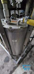 Verdampfer:
(evaporator) Verdampfer sind thermische Trennapparate zur Trennung von Komponenten aus einem Flssigkeitsgemisch mittels Verdampfung. Als Verdampfung wird der bergang einer Flssigkeit vom flssigen in den gas- bzw. dampffrmigen Zustand bezeichnet. 

Die Trennung kann dadurch erfolgen, dass die zu trennende Komponente verdampft und durch Kondensation zurck gewonnen wird (z.B. in einem Vakuumverdampfer) oder aber dadurch, dass ein gelster Stoff durch die Verdampfung des Lsemittels gewonnen werden soll (siehe auch Kristallisation). 
In der Regel werden zwei Grundprinzipien des Verdampfens unterschieden, die Oberflchenverdampfung und die Entspannungsverdampfung:

    * In Oberflchenverdampfern sind Heizraum und verdampfende Flssigkeit durch eine Wand getrennt, durch die die erforderliche Verdampfungswrme bertragen wird. Die Heizseite kann dabei ein Brennraum sein (z. B. Kraftwerkskessel) oder der Raum eines Wrmetauschers, in dem ein Wrmetrgermedium strmt.  
    * Im Gegensatz dazu wird bei der Entspannungsverdampfung (Flash-Verdampfung) ein flssiger Strom auf einen niedrigeren Druck gedrosselt. Dabei verdampft ein Teil der Flssigkeit, die sich dabei abkhlt. 

Je nach Anforderungen und bestehenden Bedingungen knnen diese Prozesse bei Umgebungsdruck, bei hheren Drcken oder auch im Vakuum (Vakuumverdampfer) erfolgen.

Der Gefahr der Ablagerung von Feststoffen auf den Heizflchen wird je nach Apparat mit unterschiedlichen Methoden entgegen getreten. Quelle:www.wasser-wissen.de
Eindampfung:
Die Eindampfung dient in erster Linie der Aufkonzentration von schwerflchtigen Bestandteilen im Rckstand. Dieses Verfahren ist immer dann einzusetzen, wenn die Abwasserinhaltstoffe mit Wasserdampf schwerflchtig sind. Bei leichtflchtigen Inhaltstoffen werden Strippverfahren gewhlt, bei denen gelste Gase aus Flssigkeiten mit Hilfe von Strippgasen (Dampf oder Inertgas) ausgetrieben werden. Bei der auch Gasphasenoxidation genannten Abwasserverbrennung werden in erster Linie organische Inhaltstoffe mit Sauerstoff chemisch oxidativ zerstrt und in CO2, H2O, SOx, NOx und Hx umgewandelt. Diese Verfahren gehren zu den technisch und energetisch aufwendigsten bei der Abwasserbehandlung. Extraktive Verfahren basieren darauf, dass mit organischen Lsungsmitteln Schadstoffe dem Abwasser entzogen werden. Die vier Phasen dieser Vorgnge sind:

 Durchmischung - Phasentrennung - Aufbereitung des Extraktes 

Weiterbehandlung des Abwassers

Bei den destillativen Verfahren werden Inhaltstoffe aus dem Abwasser thermisch ausgetrieben. Diese partielle Verdampfung bei erhhten Temperaturen basiert auf dem Henry-Daltonschen Gesetz. Gelste Gase werden mit Hilfe von Strippmedien (Luft, Dampf) aus Abwssern ausgetrieben. Quelle: www.wasser-wissen.de