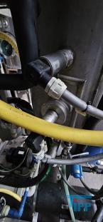 Verdampfer:
(evaporator) Verdampfer sind thermische Trennapparate zur Trennung von Komponenten aus einem Flssigkeitsgemisch mittels Verdampfung. Als Verdampfung wird der bergang einer Flssigkeit vom flssigen in den gas- bzw. dampffrmigen Zustand bezeichnet. 

Die Trennung kann dadurch erfolgen, dass die zu trennende Komponente verdampft und durch Kondensation zurck gewonnen wird (z.B. in einem Vakuumverdampfer) oder aber dadurch, dass ein gelster Stoff durch die Verdampfung des Lsemittels gewonnen werden soll (siehe auch Kristallisation). 
In der Regel werden zwei Grundprinzipien des Verdampfens unterschieden, die Oberflchenverdampfung und die Entspannungsverdampfung:

    * In Oberflchenverdampfern sind Heizraum und verdampfende Flssigkeit durch eine Wand getrennt, durch die die erforderliche Verdampfungswrme bertragen wird. Die Heizseite kann dabei ein Brennraum sein (z. B. Kraftwerkskessel) oder der Raum eines Wrmetauschers, in dem ein Wrmetrgermedium strmt.  
    * Im Gegensatz dazu wird bei der Entspannungsverdampfung (Flash-Verdampfung) ein flssiger Strom auf einen niedrigeren Druck gedrosselt. Dabei verdampft ein Teil der Flssigkeit, die sich dabei abkhlt. 

Je nach Anforderungen und bestehenden Bedingungen knnen diese Prozesse bei Umgebungsdruck, bei hheren Drcken oder auch im Vakuum (Vakuumverdampfer) erfolgen.

Der Gefahr der Ablagerung von Feststoffen auf den Heizflchen wird je nach Apparat mit unterschiedlichen Methoden entgegen getreten. Quelle:www.wasser-wissen.de
Eindampfung:
Die Eindampfung dient in erster Linie der Aufkonzentration von schwerflchtigen Bestandteilen im Rckstand. Dieses Verfahren ist immer dann einzusetzen, wenn die Abwasserinhaltstoffe mit Wasserdampf schwerflchtig sind. Bei leichtflchtigen Inhaltstoffen werden Strippverfahren gewhlt, bei denen gelste Gase aus Flssigkeiten mit Hilfe von Strippgasen (Dampf oder Inertgas) ausgetrieben werden. Bei der auch Gasphasenoxidation genannten Abwasserverbrennung werden in erster Linie organische Inhaltstoffe mit Sauerstoff chemisch oxidativ zerstrt und in CO2, H2O, SOx, NOx und Hx umgewandelt. Diese Verfahren gehren zu den technisch und energetisch aufwendigsten bei der Abwasserbehandlung. Extraktive Verfahren basieren darauf, dass mit organischen Lsungsmitteln Schadstoffe dem Abwasser entzogen werden. Die vier Phasen dieser Vorgnge sind:

 Durchmischung - Phasentrennung - Aufbereitung des Extraktes 

Weiterbehandlung des Abwassers

Bei den destillativen Verfahren werden Inhaltstoffe aus dem Abwasser thermisch ausgetrieben. Diese partielle Verdampfung bei erhhten Temperaturen basiert auf dem Henry-Daltonschen Gesetz. Gelste Gase werden mit Hilfe von Strippmedien (Luft, Dampf) aus Abwssern ausgetrieben. Quelle: www.wasser-wissen.de