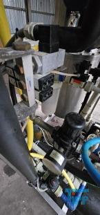 Verdampfer:
(evaporator) Verdampfer sind thermische Trennapparate zur Trennung von Komponenten aus einem Flssigkeitsgemisch mittels Verdampfung. Als Verdampfung wird der bergang einer Flssigkeit vom flssigen in den gas- bzw. dampffrmigen Zustand bezeichnet. 

Die Trennung kann dadurch erfolgen, dass die zu trennende Komponente verdampft und durch Kondensation zurck gewonnen wird (z.B. in einem Vakuumverdampfer) oder aber dadurch, dass ein gelster Stoff durch die Verdampfung des Lsemittels gewonnen werden soll (siehe auch Kristallisation). 
In der Regel werden zwei Grundprinzipien des Verdampfens unterschieden, die Oberflchenverdampfung und die Entspannungsverdampfung:

    * In Oberflchenverdampfern sind Heizraum und verdampfende Flssigkeit durch eine Wand getrennt, durch die die erforderliche Verdampfungswrme bertragen wird. Die Heizseite kann dabei ein Brennraum sein (z. B. Kraftwerkskessel) oder der Raum eines Wrmetauschers, in dem ein Wrmetrgermedium strmt.  
    * Im Gegensatz dazu wird bei der Entspannungsverdampfung (Flash-Verdampfung) ein flssiger Strom auf einen niedrigeren Druck gedrosselt. Dabei verdampft ein Teil der Flssigkeit, die sich dabei abkhlt. 

Je nach Anforderungen und bestehenden Bedingungen knnen diese Prozesse bei Umgebungsdruck, bei hheren Drcken oder auch im Vakuum (Vakuumverdampfer) erfolgen.

Der Gefahr der Ablagerung von Feststoffen auf den Heizflchen wird je nach Apparat mit unterschiedlichen Methoden entgegen getreten. Quelle:www.wasser-wissen.de
Eindampfung:
Die Eindampfung dient in erster Linie der Aufkonzentration von schwerflchtigen Bestandteilen im Rckstand. Dieses Verfahren ist immer dann einzusetzen, wenn die Abwasserinhaltstoffe mit Wasserdampf schwerflchtig sind. Bei leichtflchtigen Inhaltstoffen werden Strippverfahren gewhlt, bei denen gelste Gase aus Flssigkeiten mit Hilfe von Strippgasen (Dampf oder Inertgas) ausgetrieben werden. Bei der auch Gasphasenoxidation genannten Abwasserverbrennung werden in erster Linie organische Inhaltstoffe mit Sauerstoff chemisch oxidativ zerstrt und in CO2, H2O, SOx, NOx und Hx umgewandelt. Diese Verfahren gehren zu den technisch und energetisch aufwendigsten bei der Abwasserbehandlung. Extraktive Verfahren basieren darauf, dass mit organischen Lsungsmitteln Schadstoffe dem Abwasser entzogen werden. Die vier Phasen dieser Vorgnge sind:

 Durchmischung - Phasentrennung - Aufbereitung des Extraktes 

Weiterbehandlung des Abwassers

Bei den destillativen Verfahren werden Inhaltstoffe aus dem Abwasser thermisch ausgetrieben. Diese partielle Verdampfung bei erhhten Temperaturen basiert auf dem Henry-Daltonschen Gesetz. Gelste Gase werden mit Hilfe von Strippmedien (Luft, Dampf) aus Abwssern ausgetrieben. Quelle: www.wasser-wissen.de