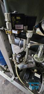 Verdampfer:
(evaporator) Verdampfer sind thermische Trennapparate zur Trennung von Komponenten aus einem Flssigkeitsgemisch mittels Verdampfung. Als Verdampfung wird der bergang einer Flssigkeit vom flssigen in den gas- bzw. dampffrmigen Zustand bezeichnet. 

Die Trennung kann dadurch erfolgen, dass die zu trennende Komponente verdampft und durch Kondensation zurck gewonnen wird (z.B. in einem Vakuumverdampfer) oder aber dadurch, dass ein gelster Stoff durch die Verdampfung des Lsemittels gewonnen werden soll (siehe auch Kristallisation). 
In der Regel werden zwei Grundprinzipien des Verdampfens unterschieden, die Oberflchenverdampfung und die Entspannungsverdampfung:

    * In Oberflchenverdampfern sind Heizraum und verdampfende Flssigkeit durch eine Wand getrennt, durch die die erforderliche Verdampfungswrme bertragen wird. Die Heizseite kann dabei ein Brennraum sein (z. B. Kraftwerkskessel) oder der Raum eines Wrmetauschers, in dem ein Wrmetrgermedium strmt.  
    * Im Gegensatz dazu wird bei der Entspannungsverdampfung (Flash-Verdampfung) ein flssiger Strom auf einen niedrigeren Druck gedrosselt. Dabei verdampft ein Teil der Flssigkeit, die sich dabei abkhlt. 

Je nach Anforderungen und bestehenden Bedingungen knnen diese Prozesse bei Umgebungsdruck, bei hheren Drcken oder auch im Vakuum (Vakuumverdampfer) erfolgen.

Der Gefahr der Ablagerung von Feststoffen auf den Heizflchen wird je nach Apparat mit unterschiedlichen Methoden entgegen getreten. Quelle:www.wasser-wissen.de
Eindampfung:
Die Eindampfung dient in erster Linie der Aufkonzentration von schwerflchtigen Bestandteilen im Rckstand. Dieses Verfahren ist immer dann einzusetzen, wenn die Abwasserinhaltstoffe mit Wasserdampf schwerflchtig sind. Bei leichtflchtigen Inhaltstoffen werden Strippverfahren gewhlt, bei denen gelste Gase aus Flssigkeiten mit Hilfe von Strippgasen (Dampf oder Inertgas) ausgetrieben werden. Bei der auch Gasphasenoxidation genannten Abwasserverbrennung werden in erster Linie organische Inhaltstoffe mit Sauerstoff chemisch oxidativ zerstrt und in CO2, H2O, SOx, NOx und Hx umgewandelt. Diese Verfahren gehren zu den technisch und energetisch aufwendigsten bei der Abwasserbehandlung. Extraktive Verfahren basieren darauf, dass mit organischen Lsungsmitteln Schadstoffe dem Abwasser entzogen werden. Die vier Phasen dieser Vorgnge sind:

 Durchmischung - Phasentrennung - Aufbereitung des Extraktes 

Weiterbehandlung des Abwassers

Bei den destillativen Verfahren werden Inhaltstoffe aus dem Abwasser thermisch ausgetrieben. Diese partielle Verdampfung bei erhhten Temperaturen basiert auf dem Henry-Daltonschen Gesetz. Gelste Gase werden mit Hilfe von Strippmedien (Luft, Dampf) aus Abwssern ausgetrieben. Quelle: www.wasser-wissen.de
