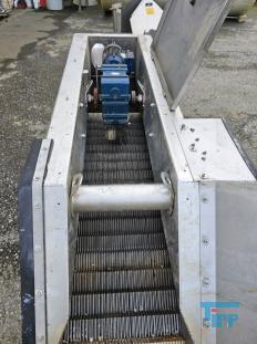 Filtration, Filtern:
(filtration) Filtern ist ein mechanisches Trennverfahren, um eine Suspension in seine Bestandteile Feststoff und Flssigkeit zu trennen. Als Filtermaterial wird z.B. Quarzsand verwendet. Besondere Bedeutung kommt der Aktivkohle zu. 

Je nach Fliegeschwindigkeit des Wassers im Filter wird zwischen

    * Langsamfiltern (meist 0,1 bis 0,2 m/h) und 
    * Schnellfiltern (z. B. 15 m/h)

unterschieden.

Aufgrund ihres groen Flchenbedarfs werden Langsamfilter seltener gebaut. Schnellfilter gibt es mit offenen Becken oder mit geschlossenen Kesseln. Bei der Reinigung werden sie mit Wasser und/oder Luft rckgesplt. Um die Raumwirkung zu vergrern und die Laufzeit zwischen zwei Splungen zu verlngern, werden Schnellfilter hufig als Mehrschichtfilter ausgefhrt. 

Beim Zweischichtfilter beispielsweise besteht die obere Schicht aus einem leichteren Material grberer Krnung (z. B. Filterkohle, Blhton, Blhschiefer oder Bims) und die untere Schicht aus einem schwereren Material feinerer Krnung (in der Regel Quarzsand).

Filtrationsverfahren werden u.a. eingesetzt, um hohen Anforderungen an die Feststofffreiheit im Abwasser gerecht zu werden. Dabei erfolgt die Trennung von Partikel und Flssigkeit durch eine Druckdifferenz zwischen den beiden Seiten des Filters, welche den Wassertransport durch den Filter ermglicht. Whrend des Filtervorganges werden die Feststoffe im Filter verdichtet und verringern somit das Porenvolumen, wodurch sich sowohl der Filterwiderstand als auch die Filtratqualitt verndern. Sobald der zulssige Filterwiderstand erreicht ist, muss der Filter rckgesplt und von den Feststoffen befreit werden.

Gelste Verbindungen knnen dagegen in herkmmlichen Filtern nicht abgetrennt werden. Eine Ausnahme bildet allerdings die Biofiltration, wobei der Filter gleichermaen als Nhrstoff fr Bakterien dient und somit eine Mglichkeit des aeroben Abbaus bereits gelster organischer Verbindungen darstellt. 
Quelle: www.wasser-wissen.de
Filterhilfsmittel, Filtrationshilfsmittel:
Filterhilfsmittel werden einem Filtrationsprozess hinzugegeben, um die Filtration zu ermglichen, erleichtern bzw. zu beschleunigen. 

Sie haben bei der Filtration die Aufgabe, 

    * Suspensionen mit nur wenig Feststoffanteil die Bildung eines Filterkuchens zu ermglichen oder 
    * bei schleimigen Feststoffen den sich sonst daraus bildenden zu dichten und schwer durchlssigen Filterkuchen aufzulockern. 

Filterhilfsmittel werden entweder der zu filtrierenden Suspension unmittelbar zugesetzt oder vor der Filtration als Hilfsschicht auf dem Filter gebildet. Die gebruchlichsten Filterhilfsmittel sind Zellulose, Kieselgel, Kieselgur, Holzkohle u. Holzmehl. Sie wirken alle physikalisch-mechanisch und verndern nicht die chemische Zusammensetzung der Flssigkeit zumal sie weitestgehend unlslich sind

Bei schwierigen Klrfiltrationen werden auch dem Filtrationsprozess von Abwssern Hilfsmittel zugegeben. Vor allem bei Abwssern wird versucht, sehr feine Teilchen durch Zugabe von Flockungshilfsmittel zu agglomerieren, worauf sich diese dann leichter abtrennen lassen. Da diese den Filterprozess erleichtern knnen, werden sie in manchen Fllen flschlicherweise auch als Filterhilfsmittel bezeichnet.
Quelle: www.wassert-wissen.de