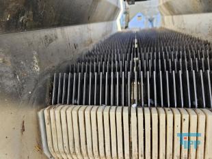 Filtration, Filtern:
(filtration) Filtern ist ein mechanisches Trennverfahren, um eine Suspension in seine Bestandteile Feststoff und Flssigkeit zu trennen. Als Filtermaterial wird z.B. Quarzsand verwendet. Besondere Bedeutung kommt der Aktivkohle zu. 

Je nach Fliegeschwindigkeit des Wassers im Filter wird zwischen

    * Langsamfiltern (meist 0,1 bis 0,2 m/h) und 
    * Schnellfiltern (z. B. 15 m/h)

unterschieden.

Aufgrund ihres groen Flchenbedarfs werden Langsamfilter seltener gebaut. Schnellfilter gibt es mit offenen Becken oder mit geschlossenen Kesseln. Bei der Reinigung werden sie mit Wasser und/oder Luft rckgesplt. Um die Raumwirkung zu vergrern und die Laufzeit zwischen zwei Splungen zu verlngern, werden Schnellfilter hufig als Mehrschichtfilter ausgefhrt. 

Beim Zweischichtfilter beispielsweise besteht die obere Schicht aus einem leichteren Material grberer Krnung (z. B. Filterkohle, Blhton, Blhschiefer oder Bims) und die untere Schicht aus einem schwereren Material feinerer Krnung (in der Regel Quarzsand).

Filtrationsverfahren werden u.a. eingesetzt, um hohen Anforderungen an die Feststofffreiheit im Abwasser gerecht zu werden. Dabei erfolgt die Trennung von Partikel und Flssigkeit durch eine Druckdifferenz zwischen den beiden Seiten des Filters, welche den Wassertransport durch den Filter ermglicht. Whrend des Filtervorganges werden die Feststoffe im Filter verdichtet und verringern somit das Porenvolumen, wodurch sich sowohl der Filterwiderstand als auch die Filtratqualitt verndern. Sobald der zulssige Filterwiderstand erreicht ist, muss der Filter rckgesplt und von den Feststoffen befreit werden.

Gelste Verbindungen knnen dagegen in herkmmlichen Filtern nicht abgetrennt werden. Eine Ausnahme bildet allerdings die Biofiltration, wobei der Filter gleichermaen als Nhrstoff fr Bakterien dient und somit eine Mglichkeit des aeroben Abbaus bereits gelster organischer Verbindungen darstellt. 
Quelle: www.wasser-wissen.de
Filterhilfsmittel, Filtrationshilfsmittel:
Filterhilfsmittel werden einem Filtrationsprozess hinzugegeben, um die Filtration zu ermglichen, erleichtern bzw. zu beschleunigen. 

Sie haben bei der Filtration die Aufgabe, 

    * Suspensionen mit nur wenig Feststoffanteil die Bildung eines Filterkuchens zu ermglichen oder 
    * bei schleimigen Feststoffen den sich sonst daraus bildenden zu dichten und schwer durchlssigen Filterkuchen aufzulockern. 

Filterhilfsmittel werden entweder der zu filtrierenden Suspension unmittelbar zugesetzt oder vor der Filtration als Hilfsschicht auf dem Filter gebildet. Die gebruchlichsten Filterhilfsmittel sind Zellulose, Kieselgel, Kieselgur, Holzkohle u. Holzmehl. Sie wirken alle physikalisch-mechanisch und verndern nicht die chemische Zusammensetzung der Flssigkeit zumal sie weitestgehend unlslich sind

Bei schwierigen Klrfiltrationen werden auch dem Filtrationsprozess von Abwssern Hilfsmittel zugegeben. Vor allem bei Abwssern wird versucht, sehr feine Teilchen durch Zugabe von Flockungshilfsmittel zu agglomerieren, worauf sich diese dann leichter abtrennen lassen. Da diese den Filterprozess erleichtern knnen, werden sie in manchen Fllen flschlicherweise auch als Filterhilfsmittel bezeichnet.
Quelle: www.wassert-wissen.de