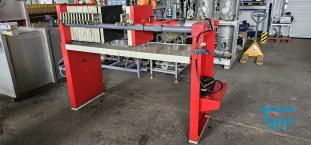 Filterpresse:
Eine Filterpresse setzt sich aus mehreren aneinander gereihten Elementen, den Filterplatten zusammen. Um diese Platten ist eine Membran gespannt, die nur Flssigkeiten durchlsst. Die Filterplatten werden unter hohem Druck zusammengepresst (bis 600 bar), whrend zwischen den Filterplatten von innen nach auen Schlamm mit 10-20 bar gepresst wird. Der Schlamm verdichtet sich immer mehr whrend das Wasser aus der Presse raus luft. Ab einer bestimmten Dichte muss der zum Filterkuchen verdichtete Schlamm entfernt werden, dazu wird der Druck langsam abgelassen und die Filterpresse geffnet. Wichtiges Anwendungsgebiet der Filterpresse ist die Abwasseraufbereitung.

Haupteinsatzgebiet der Filterpressen oder auch Kammerfilterpressen ist die Entwsserung von Klrschlmmen. Die der Presse entnommenen Filterkuchen werden wegen der meist vorliegenden Schadstoffbelastung auf Deponien oder in Mllverbrennungsanlagen entsorgt. Sie sind nur in Ausnahmefllen fr die Ausbringung als Dnger auf landwirtschaftlich genutzten Flchen geeignet.
Kammerfilterpresse:
Aus mehreren Kammern bestehende Filterpresse.
Membran:
Natrliche oder knstlich hergestellte flchige Gebilde, die fluide Phasen oder auch zwei Volumina einer Phase mit unterschiedlicher Zusammensetzung voneinander zu trennen imstande sind und deren Fhigkeit darin besteht, den Stoffaustausch zwischen ihnen zu ermglichen, werden als Membranen (lat. Membrana=Hutchen) bezeichnet. Man unterscheidet in Anhngigkeit von der Trenngrenze zwischen Mikrofiltration, Ultrafiltration, Nanofiltration und Umkehrosmose.
Membrankonfiguration, Membranfilter:
Membranen werden in flacher oder rohrartiger Form hergestellt. Rohrfrmige Membranen bis zu einem Innendurchmesser von 1 mm werden als Hohlfasermodul oder auch als Kapillarmodul bezeichnet. Bei greren Durchmessern spricht man von Rohrmodulen. Bei den flachartigen Membranen unterscheidet man zwischen Wickel- und Plattenmodulen. Plattenmodule sind aufgrund des offenen Kanals weniger anfllig gegenber Fouling als Wickelmodule. Wickelmodule ermglichen jedoch eine hhere Packungsdichte.
Quelle: www.wasser-wissen.de