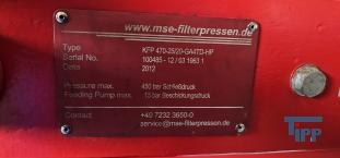 Filterpresse:
Eine Filterpresse setzt sich aus mehreren aneinander gereihten Elementen, den Filterplatten zusammen. Um diese Platten ist eine Membran gespannt, die nur Flssigkeiten durchlsst. Die Filterplatten werden unter hohem Druck zusammengepresst (bis 600 bar), whrend zwischen den Filterplatten von innen nach auen Schlamm mit 10-20 bar gepresst wird. Der Schlamm verdichtet sich immer mehr whrend das Wasser aus der Presse raus luft. Ab einer bestimmten Dichte muss der zum Filterkuchen verdichtete Schlamm entfernt werden, dazu wird der Druck langsam abgelassen und die Filterpresse geffnet. Wichtiges Anwendungsgebiet der Filterpresse ist die Abwasseraufbereitung.

Haupteinsatzgebiet der Filterpressen oder auch Kammerfilterpressen ist die Entwsserung von Klrschlmmen. Die der Presse entnommenen Filterkuchen werden wegen der meist vorliegenden Schadstoffbelastung auf Deponien oder in Mllverbrennungsanlagen entsorgt. Sie sind nur in Ausnahmefllen fr die Ausbringung als Dnger auf landwirtschaftlich genutzten Flchen geeignet.
Kammerfilterpresse:
Aus mehreren Kammern bestehende Filterpresse.
Membran:
Natrliche oder knstlich hergestellte flchige Gebilde, die fluide Phasen oder auch zwei Volumina einer Phase mit unterschiedlicher Zusammensetzung voneinander zu trennen imstande sind und deren Fhigkeit darin besteht, den Stoffaustausch zwischen ihnen zu ermglichen, werden als Membranen (lat. Membrana=Hutchen) bezeichnet. Man unterscheidet in Anhngigkeit von der Trenngrenze zwischen Mikrofiltration, Ultrafiltration, Nanofiltration und Umkehrosmose.
Membrankonfiguration, Membranfilter:
Membranen werden in flacher oder rohrartiger Form hergestellt. Rohrfrmige Membranen bis zu einem Innendurchmesser von 1 mm werden als Hohlfasermodul oder auch als Kapillarmodul bezeichnet. Bei greren Durchmessern spricht man von Rohrmodulen. Bei den flachartigen Membranen unterscheidet man zwischen Wickel- und Plattenmodulen. Plattenmodule sind aufgrund des offenen Kanals weniger anfllig gegenber Fouling als Wickelmodule. Wickelmodule ermglichen jedoch eine hhere Packungsdichte.
Quelle: www.wasser-wissen.de