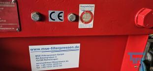 Filterpresse:
Eine Filterpresse setzt sich aus mehreren aneinander gereihten Elementen, den Filterplatten zusammen. Um diese Platten ist eine Membran gespannt, die nur Flssigkeiten durchlsst. Die Filterplatten werden unter hohem Druck zusammengepresst (bis 600 bar), whrend zwischen den Filterplatten von innen nach auen Schlamm mit 10-20 bar gepresst wird. Der Schlamm verdichtet sich immer mehr whrend das Wasser aus der Presse raus luft. Ab einer bestimmten Dichte muss der zum Filterkuchen verdichtete Schlamm entfernt werden, dazu wird der Druck langsam abgelassen und die Filterpresse geffnet. Wichtiges Anwendungsgebiet der Filterpresse ist die Abwasseraufbereitung.

Haupteinsatzgebiet der Filterpressen oder auch Kammerfilterpressen ist die Entwsserung von Klrschlmmen. Die der Presse entnommenen Filterkuchen werden wegen der meist vorliegenden Schadstoffbelastung auf Deponien oder in Mllverbrennungsanlagen entsorgt. Sie sind nur in Ausnahmefllen fr die Ausbringung als Dnger auf landwirtschaftlich genutzten Flchen geeignet.
Kammerfilterpresse:
Aus mehreren Kammern bestehende Filterpresse.
Membran:
Natrliche oder knstlich hergestellte flchige Gebilde, die fluide Phasen oder auch zwei Volumina einer Phase mit unterschiedlicher Zusammensetzung voneinander zu trennen imstande sind und deren Fhigkeit darin besteht, den Stoffaustausch zwischen ihnen zu ermglichen, werden als Membranen (lat. Membrana=Hutchen) bezeichnet. Man unterscheidet in Anhngigkeit von der Trenngrenze zwischen Mikrofiltration, Ultrafiltration, Nanofiltration und Umkehrosmose.
Membrankonfiguration, Membranfilter:
Membranen werden in flacher oder rohrartiger Form hergestellt. Rohrfrmige Membranen bis zu einem Innendurchmesser von 1 mm werden als Hohlfasermodul oder auch als Kapillarmodul bezeichnet. Bei greren Durchmessern spricht man von Rohrmodulen. Bei den flachartigen Membranen unterscheidet man zwischen Wickel- und Plattenmodulen. Plattenmodule sind aufgrund des offenen Kanals weniger anfllig gegenber Fouling als Wickelmodule. Wickelmodule ermglichen jedoch eine hhere Packungsdichte.
Quelle: www.wasser-wissen.de