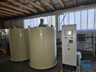 CP-Anlage: chemisch-physikalische Behandlungsanlage; chemisch-physikalische Behandlung: (chemical wastwater treatment) Allgemeine Bezeichnung fr Verfahren der Abwasserbehandlung mit dem Einsatz von Chemikalien z.B. Fllung, Flockung oder Neutralisation. Durch chemische Verfahren werden  Abwasserinhaltsstoffe in eine Form berfhrt, in der sie z.B. mechanisch  getrennt werden knnen. Da auch biologisch abbaubare Verbindungen durch chemische Verfahren beeintrchtigt werden, hat deren Einsatz eine direkte Auswirkung auf eine ggf. nachgeschaltete biologische Abwasserreinigung. 
Ein weiteres Verfahren der chemischen Abwasserbehandlung ist die Oxidation von Wasserinhaltsstoffen mit Wasserstoffperoxid. Quelle:www.wasser-wissen.de
Fllungsanlage

Der Betrieb einer Fllungsanlage bietet sich in Fllen von mit Schwermetallen belastetem Abwasser an. Insbesondere fr die separate Behandlung von belasteten Abwasserteilstrmen  sind Fllungsanlagen bewhrt, um die Einhaltung von Einleitergrenzwerten zu gewhrleisten. In Abhngigkeit von der Reinigungsleistung ist ein erneuter Einsatz des Wassers in der Produktion erreichbar. Quelle: www.wasser-wissen.de
Flockungsanlage

Eine Flockungsanlage ist ein System zur Zudosierung von Flockungsmittel. In der Abwasserbehandlung werden diese Anlagen zur Vernderung der Oberflchenspannung eingesetzt, was im Abwasser zur Bildung groer Feststoffpartikel (Flocken) fhrt. Diese sedimentieren leicht und lassen sich gut abfiltrieren, wodurch klares Wasser erhalten werden soll.

Flockungsanlagen gibt es in unterschiedlichen Ausfhrungen:
als handgesteuerte Einkammeranlage, zweistufige Flockungsanlage oder auch vollautomatische Dreikammeranlage.
Quelle: www.wasser-wissen.de
