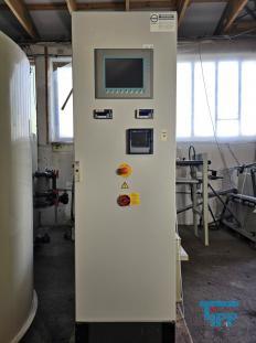 CP-Anlage: chemisch-physikalische Behandlungsanlage; chemisch-physikalische Behandlung: (chemical wastwater treatment) Allgemeine Bezeichnung fr Verfahren der Abwasserbehandlung mit dem Einsatz von Chemikalien z.B. Fllung, Flockung oder Neutralisation. Durch chemische Verfahren werden  Abwasserinhaltsstoffe in eine Form berfhrt, in der sie z.B. mechanisch  getrennt werden knnen. Da auch biologisch abbaubare Verbindungen durch chemische Verfahren beeintrchtigt werden, hat deren Einsatz eine direkte Auswirkung auf eine ggf. nachgeschaltete biologische Abwasserreinigung. 
Ein weiteres Verfahren der chemischen Abwasserbehandlung ist die Oxidation von Wasserinhaltsstoffen mit Wasserstoffperoxid. Quelle:www.wasser-wissen.de
Fllungsanlage

Der Betrieb einer Fllungsanlage bietet sich in Fllen von mit Schwermetallen belastetem Abwasser an. Insbesondere fr die separate Behandlung von belasteten Abwasserteilstrmen  sind Fllungsanlagen bewhrt, um die Einhaltung von Einleitergrenzwerten zu gewhrleisten. In Abhngigkeit von der Reinigungsleistung ist ein erneuter Einsatz des Wassers in der Produktion erreichbar. Quelle: www.wasser-wissen.de
Flockungsanlage

Eine Flockungsanlage ist ein System zur Zudosierung von Flockungsmittel. In der Abwasserbehandlung werden diese Anlagen zur Vernderung der Oberflchenspannung eingesetzt, was im Abwasser zur Bildung groer Feststoffpartikel (Flocken) fhrt. Diese sedimentieren leicht und lassen sich gut abfiltrieren, wodurch klares Wasser erhalten werden soll.

Flockungsanlagen gibt es in unterschiedlichen Ausfhrungen:
als handgesteuerte Einkammeranlage, zweistufige Flockungsanlage oder auch vollautomatische Dreikammeranlage.
Quelle: www.wasser-wissen.de
