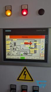 CP-Anlage: chemisch-physikalische Behandlungsanlage; chemisch-physikalische Behandlung: (chemical wastwater treatment) Allgemeine Bezeichnung fr Verfahren der Abwasserbehandlung mit dem Einsatz von Chemikalien z.B. Fllung, Flockung oder Neutralisation. Durch chemische Verfahren werden  Abwasserinhaltsstoffe in eine Form berfhrt, in der sie z.B. mechanisch  getrennt werden knnen. Da auch biologisch abbaubare Verbindungen durch chemische Verfahren beeintrchtigt werden, hat deren Einsatz eine direkte Auswirkung auf eine ggf. nachgeschaltete biologische Abwasserreinigung. 
Ein weiteres Verfahren der chemischen Abwasserbehandlung ist die Oxidation von Wasserinhaltsstoffen mit Wasserstoffperoxid. Quelle:www.wasser-wissen.de
Fllungsanlage

Der Betrieb einer Fllungsanlage bietet sich in Fllen von mit Schwermetallen belastetem Abwasser an. Insbesondere fr die separate Behandlung von belasteten Abwasserteilstrmen  sind Fllungsanlagen bewhrt, um die Einhaltung von Einleitergrenzwerten zu gewhrleisten. In Abhngigkeit von der Reinigungsleistung ist ein erneuter Einsatz des Wassers in der Produktion erreichbar. Quelle: www.wasser-wissen.de
Flockungsanlage

Eine Flockungsanlage ist ein System zur Zudosierung von Flockungsmittel. In der Abwasserbehandlung werden diese Anlagen zur Vernderung der Oberflchenspannung eingesetzt, was im Abwasser zur Bildung groer Feststoffpartikel (Flocken) fhrt. Diese sedimentieren leicht und lassen sich gut abfiltrieren, wodurch klares Wasser erhalten werden soll.

Flockungsanlagen gibt es in unterschiedlichen Ausfhrungen:
als handgesteuerte Einkammeranlage, zweistufige Flockungsanlage oder auch vollautomatische Dreikammeranlage.
Quelle: www.wasser-wissen.de
