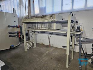 CP-Anlage: chemisch-physikalische Behandlungsanlage; chemisch-physikalische Behandlung: (chemical wastwater treatment) Allgemeine Bezeichnung fr Verfahren der Abwasserbehandlung mit dem Einsatz von Chemikalien z.B. Fllung, Flockung oder Neutralisation. Durch chemische Verfahren werden  Abwasserinhaltsstoffe in eine Form berfhrt, in der sie z.B. mechanisch  getrennt werden knnen. Da auch biologisch abbaubare Verbindungen durch chemische Verfahren beeintrchtigt werden, hat deren Einsatz eine direkte Auswirkung auf eine ggf. nachgeschaltete biologische Abwasserreinigung. 
Ein weiteres Verfahren der chemischen Abwasserbehandlung ist die Oxidation von Wasserinhaltsstoffen mit Wasserstoffperoxid. Quelle:www.wasser-wissen.de
Fllungsanlage

Der Betrieb einer Fllungsanlage bietet sich in Fllen von mit Schwermetallen belastetem Abwasser an. Insbesondere fr die separate Behandlung von belasteten Abwasserteilstrmen  sind Fllungsanlagen bewhrt, um die Einhaltung von Einleitergrenzwerten zu gewhrleisten. In Abhngigkeit von der Reinigungsleistung ist ein erneuter Einsatz des Wassers in der Produktion erreichbar. Quelle: www.wasser-wissen.de
Flockungsanlage

Eine Flockungsanlage ist ein System zur Zudosierung von Flockungsmittel. In der Abwasserbehandlung werden diese Anlagen zur Vernderung der Oberflchenspannung eingesetzt, was im Abwasser zur Bildung groer Feststoffpartikel (Flocken) fhrt. Diese sedimentieren leicht und lassen sich gut abfiltrieren, wodurch klares Wasser erhalten werden soll.

Flockungsanlagen gibt es in unterschiedlichen Ausfhrungen:
als handgesteuerte Einkammeranlage, zweistufige Flockungsanlage oder auch vollautomatische Dreikammeranlage.
Quelle: www.wasser-wissen.de
