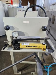 CP-Anlage: chemisch-physikalische Behandlungsanlage; chemisch-physikalische Behandlung: (chemical wastwater treatment) Allgemeine Bezeichnung fr Verfahren der Abwasserbehandlung mit dem Einsatz von Chemikalien z.B. Fllung, Flockung oder Neutralisation. Durch chemische Verfahren werden  Abwasserinhaltsstoffe in eine Form berfhrt, in der sie z.B. mechanisch  getrennt werden knnen. Da auch biologisch abbaubare Verbindungen durch chemische Verfahren beeintrchtigt werden, hat deren Einsatz eine direkte Auswirkung auf eine ggf. nachgeschaltete biologische Abwasserreinigung. 
Ein weiteres Verfahren der chemischen Abwasserbehandlung ist die Oxidation von Wasserinhaltsstoffen mit Wasserstoffperoxid. Quelle:www.wasser-wissen.de
Fllungsanlage

Der Betrieb einer Fllungsanlage bietet sich in Fllen von mit Schwermetallen belastetem Abwasser an. Insbesondere fr die separate Behandlung von belasteten Abwasserteilstrmen  sind Fllungsanlagen bewhrt, um die Einhaltung von Einleitergrenzwerten zu gewhrleisten. In Abhngigkeit von der Reinigungsleistung ist ein erneuter Einsatz des Wassers in der Produktion erreichbar. Quelle: www.wasser-wissen.de
Flockungsanlage

Eine Flockungsanlage ist ein System zur Zudosierung von Flockungsmittel. In der Abwasserbehandlung werden diese Anlagen zur Vernderung der Oberflchenspannung eingesetzt, was im Abwasser zur Bildung groer Feststoffpartikel (Flocken) fhrt. Diese sedimentieren leicht und lassen sich gut abfiltrieren, wodurch klares Wasser erhalten werden soll.

Flockungsanlagen gibt es in unterschiedlichen Ausfhrungen:
als handgesteuerte Einkammeranlage, zweistufige Flockungsanlage oder auch vollautomatische Dreikammeranlage.
Quelle: www.wasser-wissen.de
