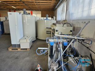 CP-Anlage: chemisch-physikalische Behandlungsanlage; chemisch-physikalische Behandlung: (chemical wastwater treatment) Allgemeine Bezeichnung fr Verfahren der Abwasserbehandlung mit dem Einsatz von Chemikalien z.B. Fllung, Flockung oder Neutralisation. Durch chemische Verfahren werden  Abwasserinhaltsstoffe in eine Form berfhrt, in der sie z.B. mechanisch  getrennt werden knnen. Da auch biologisch abbaubare Verbindungen durch chemische Verfahren beeintrchtigt werden, hat deren Einsatz eine direkte Auswirkung auf eine ggf. nachgeschaltete biologische Abwasserreinigung. 
Ein weiteres Verfahren der chemischen Abwasserbehandlung ist die Oxidation von Wasserinhaltsstoffen mit Wasserstoffperoxid. Quelle:www.wasser-wissen.de
Fllungsanlage

Der Betrieb einer Fllungsanlage bietet sich in Fllen von mit Schwermetallen belastetem Abwasser an. Insbesondere fr die separate Behandlung von belasteten Abwasserteilstrmen  sind Fllungsanlagen bewhrt, um die Einhaltung von Einleitergrenzwerten zu gewhrleisten. In Abhngigkeit von der Reinigungsleistung ist ein erneuter Einsatz des Wassers in der Produktion erreichbar. Quelle: www.wasser-wissen.de
Flockungsanlage

Eine Flockungsanlage ist ein System zur Zudosierung von Flockungsmittel. In der Abwasserbehandlung werden diese Anlagen zur Vernderung der Oberflchenspannung eingesetzt, was im Abwasser zur Bildung groer Feststoffpartikel (Flocken) fhrt. Diese sedimentieren leicht und lassen sich gut abfiltrieren, wodurch klares Wasser erhalten werden soll.

Flockungsanlagen gibt es in unterschiedlichen Ausfhrungen:
als handgesteuerte Einkammeranlage, zweistufige Flockungsanlage oder auch vollautomatische Dreikammeranlage.
Quelle: www.wasser-wissen.de
