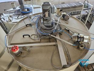 CP-Anlage: chemisch-physikalische Behandlungsanlage; chemisch-physikalische Behandlung: (chemical wastwater treatment) Allgemeine Bezeichnung fr Verfahren der Abwasserbehandlung mit dem Einsatz von Chemikalien z.B. Fllung, Flockung oder Neutralisation. Durch chemische Verfahren werden  Abwasserinhaltsstoffe in eine Form berfhrt, in der sie z.B. mechanisch  getrennt werden knnen. Da auch biologisch abbaubare Verbindungen durch chemische Verfahren beeintrchtigt werden, hat deren Einsatz eine direkte Auswirkung auf eine ggf. nachgeschaltete biologische Abwasserreinigung. 
Ein weiteres Verfahren der chemischen Abwasserbehandlung ist die Oxidation von Wasserinhaltsstoffen mit Wasserstoffperoxid. Quelle:www.wasser-wissen.de
Fllungsanlage

Der Betrieb einer Fllungsanlage bietet sich in Fllen von mit Schwermetallen belastetem Abwasser an. Insbesondere fr die separate Behandlung von belasteten Abwasserteilstrmen  sind Fllungsanlagen bewhrt, um die Einhaltung von Einleitergrenzwerten zu gewhrleisten. In Abhngigkeit von der Reinigungsleistung ist ein erneuter Einsatz des Wassers in der Produktion erreichbar. Quelle: www.wasser-wissen.de
Flockungsanlage

Eine Flockungsanlage ist ein System zur Zudosierung von Flockungsmittel. In der Abwasserbehandlung werden diese Anlagen zur Vernderung der Oberflchenspannung eingesetzt, was im Abwasser zur Bildung groer Feststoffpartikel (Flocken) fhrt. Diese sedimentieren leicht und lassen sich gut abfiltrieren, wodurch klares Wasser erhalten werden soll.

Flockungsanlagen gibt es in unterschiedlichen Ausfhrungen:
als handgesteuerte Einkammeranlage, zweistufige Flockungsanlage oder auch vollautomatische Dreikammeranlage.
Quelle: www.wasser-wissen.de

