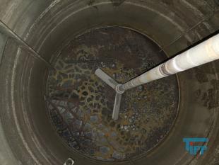 CP-Anlage: chemisch-physikalische Behandlungsanlage; chemisch-physikalische Behandlung: (chemical wastwater treatment) Allgemeine Bezeichnung fr Verfahren der Abwasserbehandlung mit dem Einsatz von Chemikalien z.B. Fllung, Flockung oder Neutralisation. Durch chemische Verfahren werden  Abwasserinhaltsstoffe in eine Form berfhrt, in der sie z.B. mechanisch  getrennt werden knnen. Da auch biologisch abbaubare Verbindungen durch chemische Verfahren beeintrchtigt werden, hat deren Einsatz eine direkte Auswirkung auf eine ggf. nachgeschaltete biologische Abwasserreinigung. 
Ein weiteres Verfahren der chemischen Abwasserbehandlung ist die Oxidation von Wasserinhaltsstoffen mit Wasserstoffperoxid. Quelle:www.wasser-wissen.de
Fllungsanlage

Der Betrieb einer Fllungsanlage bietet sich in Fllen von mit Schwermetallen belastetem Abwasser an. Insbesondere fr die separate Behandlung von belasteten Abwasserteilstrmen  sind Fllungsanlagen bewhrt, um die Einhaltung von Einleitergrenzwerten zu gewhrleisten. In Abhngigkeit von der Reinigungsleistung ist ein erneuter Einsatz des Wassers in der Produktion erreichbar. Quelle: www.wasser-wissen.de
Flockungsanlage

Eine Flockungsanlage ist ein System zur Zudosierung von Flockungsmittel. In der Abwasserbehandlung werden diese Anlagen zur Vernderung der Oberflchenspannung eingesetzt, was im Abwasser zur Bildung groer Feststoffpartikel (Flocken) fhrt. Diese sedimentieren leicht und lassen sich gut abfiltrieren, wodurch klares Wasser erhalten werden soll.

Flockungsanlagen gibt es in unterschiedlichen Ausfhrungen:
als handgesteuerte Einkammeranlage, zweistufige Flockungsanlage oder auch vollautomatische Dreikammeranlage.
Quelle: www.wasser-wissen.de
