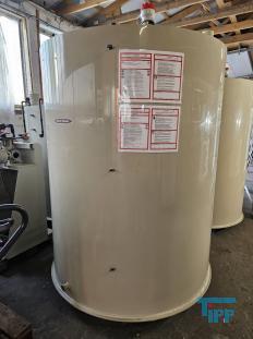 CP-Anlage: chemisch-physikalische Behandlungsanlage; chemisch-physikalische Behandlung: (chemical wastwater treatment) Allgemeine Bezeichnung fr Verfahren der Abwasserbehandlung mit dem Einsatz von Chemikalien z.B. Fllung, Flockung oder Neutralisation. Durch chemische Verfahren werden  Abwasserinhaltsstoffe in eine Form berfhrt, in der sie z.B. mechanisch  getrennt werden knnen. Da auch biologisch abbaubare Verbindungen durch chemische Verfahren beeintrchtigt werden, hat deren Einsatz eine direkte Auswirkung auf eine ggf. nachgeschaltete biologische Abwasserreinigung. 
Ein weiteres Verfahren der chemischen Abwasserbehandlung ist die Oxidation von Wasserinhaltsstoffen mit Wasserstoffperoxid. Quelle:www.wasser-wissen.de
Fllungsanlage

Der Betrieb einer Fllungsanlage bietet sich in Fllen von mit Schwermetallen belastetem Abwasser an. Insbesondere fr die separate Behandlung von belasteten Abwasserteilstrmen  sind Fllungsanlagen bewhrt, um die Einhaltung von Einleitergrenzwerten zu gewhrleisten. In Abhngigkeit von der Reinigungsleistung ist ein erneuter Einsatz des Wassers in der Produktion erreichbar. Quelle: www.wasser-wissen.de
Flockungsanlage

Eine Flockungsanlage ist ein System zur Zudosierung von Flockungsmittel. In der Abwasserbehandlung werden diese Anlagen zur Vernderung der Oberflchenspannung eingesetzt, was im Abwasser zur Bildung groer Feststoffpartikel (Flocken) fhrt. Diese sedimentieren leicht und lassen sich gut abfiltrieren, wodurch klares Wasser erhalten werden soll.

Flockungsanlagen gibt es in unterschiedlichen Ausfhrungen:
als handgesteuerte Einkammeranlage, zweistufige Flockungsanlage oder auch vollautomatische Dreikammeranlage.
Quelle: www.wasser-wissen.de
