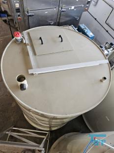 CP-Anlage: chemisch-physikalische Behandlungsanlage; chemisch-physikalische Behandlung: (chemical wastwater treatment) Allgemeine Bezeichnung fr Verfahren der Abwasserbehandlung mit dem Einsatz von Chemikalien z.B. Fllung, Flockung oder Neutralisation. Durch chemische Verfahren werden  Abwasserinhaltsstoffe in eine Form berfhrt, in der sie z.B. mechanisch  getrennt werden knnen. Da auch biologisch abbaubare Verbindungen durch chemische Verfahren beeintrchtigt werden, hat deren Einsatz eine direkte Auswirkung auf eine ggf. nachgeschaltete biologische Abwasserreinigung. 
Ein weiteres Verfahren der chemischen Abwasserbehandlung ist die Oxidation von Wasserinhaltsstoffen mit Wasserstoffperoxid. Quelle:www.wasser-wissen.de
Fllungsanlage

Der Betrieb einer Fllungsanlage bietet sich in Fllen von mit Schwermetallen belastetem Abwasser an. Insbesondere fr die separate Behandlung von belasteten Abwasserteilstrmen  sind Fllungsanlagen bewhrt, um die Einhaltung von Einleitergrenzwerten zu gewhrleisten. In Abhngigkeit von der Reinigungsleistung ist ein erneuter Einsatz des Wassers in der Produktion erreichbar. Quelle: www.wasser-wissen.de
Flockungsanlage

Eine Flockungsanlage ist ein System zur Zudosierung von Flockungsmittel. In der Abwasserbehandlung werden diese Anlagen zur Vernderung der Oberflchenspannung eingesetzt, was im Abwasser zur Bildung groer Feststoffpartikel (Flocken) fhrt. Diese sedimentieren leicht und lassen sich gut abfiltrieren, wodurch klares Wasser erhalten werden soll.

Flockungsanlagen gibt es in unterschiedlichen Ausfhrungen:
als handgesteuerte Einkammeranlage, zweistufige Flockungsanlage oder auch vollautomatische Dreikammeranlage.
Quelle: www.wasser-wissen.de

