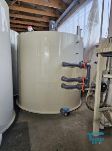CP-Anlage: chemisch-physikalische Behandlungsanlage; chemisch-physikalische Behandlung: (chemical wastwater treatment) Allgemeine Bezeichnung fr Verfahren der Abwasserbehandlung mit dem Einsatz von Chemikalien z.B. Fllung, Flockung oder Neutralisation. Durch chemische Verfahren werden  Abwasserinhaltsstoffe in eine Form berfhrt, in der sie z.B. mechanisch  getrennt werden knnen. Da auch biologisch abbaubare Verbindungen durch chemische Verfahren beeintrchtigt werden, hat deren Einsatz eine direkte Auswirkung auf eine ggf. nachgeschaltete biologische Abwasserreinigung. 
Ein weiteres Verfahren der chemischen Abwasserbehandlung ist die Oxidation von Wasserinhaltsstoffen mit Wasserstoffperoxid. Quelle:www.wasser-wissen.de
Fllungsanlage

Der Betrieb einer Fllungsanlage bietet sich in Fllen von mit Schwermetallen belastetem Abwasser an. Insbesondere fr die separate Behandlung von belasteten Abwasserteilstrmen  sind Fllungsanlagen bewhrt, um die Einhaltung von Einleitergrenzwerten zu gewhrleisten. In Abhngigkeit von der Reinigungsleistung ist ein erneuter Einsatz des Wassers in der Produktion erreichbar. Quelle: www.wasser-wissen.de
Flockungsanlage

Eine Flockungsanlage ist ein System zur Zudosierung von Flockungsmittel. In der Abwasserbehandlung werden diese Anlagen zur Vernderung der Oberflchenspannung eingesetzt, was im Abwasser zur Bildung groer Feststoffpartikel (Flocken) fhrt. Diese sedimentieren leicht und lassen sich gut abfiltrieren, wodurch klares Wasser erhalten werden soll.

Flockungsanlagen gibt es in unterschiedlichen Ausfhrungen:
als handgesteuerte Einkammeranlage, zweistufige Flockungsanlage oder auch vollautomatische Dreikammeranlage.
Quelle: www.wasser-wissen.de
