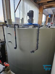 CP-Anlage: chemisch-physikalische Behandlungsanlage; chemisch-physikalische Behandlung: (chemical wastwater treatment) Allgemeine Bezeichnung fr Verfahren der Abwasserbehandlung mit dem Einsatz von Chemikalien z.B. Fllung, Flockung oder Neutralisation. Durch chemische Verfahren werden  Abwasserinhaltsstoffe in eine Form berfhrt, in der sie z.B. mechanisch  getrennt werden knnen. Da auch biologisch abbaubare Verbindungen durch chemische Verfahren beeintrchtigt werden, hat deren Einsatz eine direkte Auswirkung auf eine ggf. nachgeschaltete biologische Abwasserreinigung. 
Ein weiteres Verfahren der chemischen Abwasserbehandlung ist die Oxidation von Wasserinhaltsstoffen mit Wasserstoffperoxid. Quelle:www.wasser-wissen.de
Fllungsanlage

Der Betrieb einer Fllungsanlage bietet sich in Fllen von mit Schwermetallen belastetem Abwasser an. Insbesondere fr die separate Behandlung von belasteten Abwasserteilstrmen  sind Fllungsanlagen bewhrt, um die Einhaltung von Einleitergrenzwerten zu gewhrleisten. In Abhngigkeit von der Reinigungsleistung ist ein erneuter Einsatz des Wassers in der Produktion erreichbar. Quelle: www.wasser-wissen.de
Flockungsanlage

Eine Flockungsanlage ist ein System zur Zudosierung von Flockungsmittel. In der Abwasserbehandlung werden diese Anlagen zur Vernderung der Oberflchenspannung eingesetzt, was im Abwasser zur Bildung groer Feststoffpartikel (Flocken) fhrt. Diese sedimentieren leicht und lassen sich gut abfiltrieren, wodurch klares Wasser erhalten werden soll.

Flockungsanlagen gibt es in unterschiedlichen Ausfhrungen:
als handgesteuerte Einkammeranlage, zweistufige Flockungsanlage oder auch vollautomatische Dreikammeranlage.
Quelle: www.wasser-wissen.de
