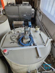 CP-Anlage: chemisch-physikalische Behandlungsanlage; chemisch-physikalische Behandlung: (chemical wastwater treatment) Allgemeine Bezeichnung fr Verfahren der Abwasserbehandlung mit dem Einsatz von Chemikalien z.B. Fllung, Flockung oder Neutralisation. Durch chemische Verfahren werden  Abwasserinhaltsstoffe in eine Form berfhrt, in der sie z.B. mechanisch  getrennt werden knnen. Da auch biologisch abbaubare Verbindungen durch chemische Verfahren beeintrchtigt werden, hat deren Einsatz eine direkte Auswirkung auf eine ggf. nachgeschaltete biologische Abwasserreinigung. 
Ein weiteres Verfahren der chemischen Abwasserbehandlung ist die Oxidation von Wasserinhaltsstoffen mit Wasserstoffperoxid. Quelle:www.wasser-wissen.de
Fllungsanlage

Der Betrieb einer Fllungsanlage bietet sich in Fllen von mit Schwermetallen belastetem Abwasser an. Insbesondere fr die separate Behandlung von belasteten Abwasserteilstrmen  sind Fllungsanlagen bewhrt, um die Einhaltung von Einleitergrenzwerten zu gewhrleisten. In Abhngigkeit von der Reinigungsleistung ist ein erneuter Einsatz des Wassers in der Produktion erreichbar. Quelle: www.wasser-wissen.de
Flockungsanlage

Eine Flockungsanlage ist ein System zur Zudosierung von Flockungsmittel. In der Abwasserbehandlung werden diese Anlagen zur Vernderung der Oberflchenspannung eingesetzt, was im Abwasser zur Bildung groer Feststoffpartikel (Flocken) fhrt. Diese sedimentieren leicht und lassen sich gut abfiltrieren, wodurch klares Wasser erhalten werden soll.

Flockungsanlagen gibt es in unterschiedlichen Ausfhrungen:
als handgesteuerte Einkammeranlage, zweistufige Flockungsanlage oder auch vollautomatische Dreikammeranlage.
Quelle: www.wasser-wissen.de
