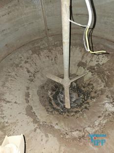 CP-Anlage: chemisch-physikalische Behandlungsanlage; chemisch-physikalische Behandlung: (chemical wastwater treatment) Allgemeine Bezeichnung fr Verfahren der Abwasserbehandlung mit dem Einsatz von Chemikalien z.B. Fllung, Flockung oder Neutralisation. Durch chemische Verfahren werden  Abwasserinhaltsstoffe in eine Form berfhrt, in der sie z.B. mechanisch  getrennt werden knnen. Da auch biologisch abbaubare Verbindungen durch chemische Verfahren beeintrchtigt werden, hat deren Einsatz eine direkte Auswirkung auf eine ggf. nachgeschaltete biologische Abwasserreinigung. 
Ein weiteres Verfahren der chemischen Abwasserbehandlung ist die Oxidation von Wasserinhaltsstoffen mit Wasserstoffperoxid. Quelle:www.wasser-wissen.de
Fllungsanlage

Der Betrieb einer Fllungsanlage bietet sich in Fllen von mit Schwermetallen belastetem Abwasser an. Insbesondere fr die separate Behandlung von belasteten Abwasserteilstrmen  sind Fllungsanlagen bewhrt, um die Einhaltung von Einleitergrenzwerten zu gewhrleisten. In Abhngigkeit von der Reinigungsleistung ist ein erneuter Einsatz des Wassers in der Produktion erreichbar. Quelle: www.wasser-wissen.de
Flockungsanlage

Eine Flockungsanlage ist ein System zur Zudosierung von Flockungsmittel. In der Abwasserbehandlung werden diese Anlagen zur Vernderung der Oberflchenspannung eingesetzt, was im Abwasser zur Bildung groer Feststoffpartikel (Flocken) fhrt. Diese sedimentieren leicht und lassen sich gut abfiltrieren, wodurch klares Wasser erhalten werden soll.

Flockungsanlagen gibt es in unterschiedlichen Ausfhrungen:
als handgesteuerte Einkammeranlage, zweistufige Flockungsanlage oder auch vollautomatische Dreikammeranlage.
Quelle: www.wasser-wissen.de
