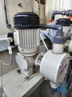 CP-Anlage: chemisch-physikalische Behandlungsanlage; chemisch-physikalische Behandlung: (chemical wastwater treatment) Allgemeine Bezeichnung fr Verfahren der Abwasserbehandlung mit dem Einsatz von Chemikalien z.B. Fllung, Flockung oder Neutralisation. Durch chemische Verfahren werden  Abwasserinhaltsstoffe in eine Form berfhrt, in der sie z.B. mechanisch  getrennt werden knnen. Da auch biologisch abbaubare Verbindungen durch chemische Verfahren beeintrchtigt werden, hat deren Einsatz eine direkte Auswirkung auf eine ggf. nachgeschaltete biologische Abwasserreinigung. 
Ein weiteres Verfahren der chemischen Abwasserbehandlung ist die Oxidation von Wasserinhaltsstoffen mit Wasserstoffperoxid. Quelle:www.wasser-wissen.de
Fllungsanlage

Der Betrieb einer Fllungsanlage bietet sich in Fllen von mit Schwermetallen belastetem Abwasser an. Insbesondere fr die separate Behandlung von belasteten Abwasserteilstrmen  sind Fllungsanlagen bewhrt, um die Einhaltung von Einleitergrenzwerten zu gewhrleisten. In Abhngigkeit von der Reinigungsleistung ist ein erneuter Einsatz des Wassers in der Produktion erreichbar. Quelle: www.wasser-wissen.de
Flockungsanlage

Eine Flockungsanlage ist ein System zur Zudosierung von Flockungsmittel. In der Abwasserbehandlung werden diese Anlagen zur Vernderung der Oberflchenspannung eingesetzt, was im Abwasser zur Bildung groer Feststoffpartikel (Flocken) fhrt. Diese sedimentieren leicht und lassen sich gut abfiltrieren, wodurch klares Wasser erhalten werden soll.

Flockungsanlagen gibt es in unterschiedlichen Ausfhrungen:
als handgesteuerte Einkammeranlage, zweistufige Flockungsanlage oder auch vollautomatische Dreikammeranlage.
Quelle: www.wasser-wissen.de
