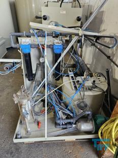 CP-Anlage: chemisch-physikalische Behandlungsanlage; chemisch-physikalische Behandlung: (chemical wastwater treatment) Allgemeine Bezeichnung fr Verfahren der Abwasserbehandlung mit dem Einsatz von Chemikalien z.B. Fllung, Flockung oder Neutralisation. Durch chemische Verfahren werden  Abwasserinhaltsstoffe in eine Form berfhrt, in der sie z.B. mechanisch  getrennt werden knnen. Da auch biologisch abbaubare Verbindungen durch chemische Verfahren beeintrchtigt werden, hat deren Einsatz eine direkte Auswirkung auf eine ggf. nachgeschaltete biologische Abwasserreinigung. 
Ein weiteres Verfahren der chemischen Abwasserbehandlung ist die Oxidation von Wasserinhaltsstoffen mit Wasserstoffperoxid. Quelle:www.wasser-wissen.de
Fllungsanlage

Der Betrieb einer Fllungsanlage bietet sich in Fllen von mit Schwermetallen belastetem Abwasser an. Insbesondere fr die separate Behandlung von belasteten Abwasserteilstrmen  sind Fllungsanlagen bewhrt, um die Einhaltung von Einleitergrenzwerten zu gewhrleisten. In Abhngigkeit von der Reinigungsleistung ist ein erneuter Einsatz des Wassers in der Produktion erreichbar. Quelle: www.wasser-wissen.de
Flockungsanlage

Eine Flockungsanlage ist ein System zur Zudosierung von Flockungsmittel. In der Abwasserbehandlung werden diese Anlagen zur Vernderung der Oberflchenspannung eingesetzt, was im Abwasser zur Bildung groer Feststoffpartikel (Flocken) fhrt. Diese sedimentieren leicht und lassen sich gut abfiltrieren, wodurch klares Wasser erhalten werden soll.

Flockungsanlagen gibt es in unterschiedlichen Ausfhrungen:
als handgesteuerte Einkammeranlage, zweistufige Flockungsanlage oder auch vollautomatische Dreikammeranlage.
Quelle: www.wasser-wissen.de
