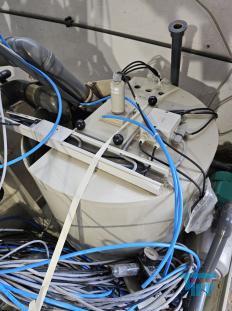 CP-Anlage: chemisch-physikalische Behandlungsanlage; chemisch-physikalische Behandlung: (chemical wastwater treatment) Allgemeine Bezeichnung fr Verfahren der Abwasserbehandlung mit dem Einsatz von Chemikalien z.B. Fllung, Flockung oder Neutralisation. Durch chemische Verfahren werden  Abwasserinhaltsstoffe in eine Form berfhrt, in der sie z.B. mechanisch  getrennt werden knnen. Da auch biologisch abbaubare Verbindungen durch chemische Verfahren beeintrchtigt werden, hat deren Einsatz eine direkte Auswirkung auf eine ggf. nachgeschaltete biologische Abwasserreinigung. 
Ein weiteres Verfahren der chemischen Abwasserbehandlung ist die Oxidation von Wasserinhaltsstoffen mit Wasserstoffperoxid. Quelle:www.wasser-wissen.de
Fllungsanlage

Der Betrieb einer Fllungsanlage bietet sich in Fllen von mit Schwermetallen belastetem Abwasser an. Insbesondere fr die separate Behandlung von belasteten Abwasserteilstrmen  sind Fllungsanlagen bewhrt, um die Einhaltung von Einleitergrenzwerten zu gewhrleisten. In Abhngigkeit von der Reinigungsleistung ist ein erneuter Einsatz des Wassers in der Produktion erreichbar. Quelle: www.wasser-wissen.de
Flockungsanlage

Eine Flockungsanlage ist ein System zur Zudosierung von Flockungsmittel. In der Abwasserbehandlung werden diese Anlagen zur Vernderung der Oberflchenspannung eingesetzt, was im Abwasser zur Bildung groer Feststoffpartikel (Flocken) fhrt. Diese sedimentieren leicht und lassen sich gut abfiltrieren, wodurch klares Wasser erhalten werden soll.

Flockungsanlagen gibt es in unterschiedlichen Ausfhrungen:
als handgesteuerte Einkammeranlage, zweistufige Flockungsanlage oder auch vollautomatische Dreikammeranlage.
Quelle: www.wasser-wissen.de
