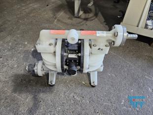 CP-Anlage: chemisch-physikalische Behandlungsanlage; chemisch-physikalische Behandlung: (chemical wastwater treatment) Allgemeine Bezeichnung fr Verfahren der Abwasserbehandlung mit dem Einsatz von Chemikalien z.B. Fllung, Flockung oder Neutralisation. Durch chemische Verfahren werden  Abwasserinhaltsstoffe in eine Form berfhrt, in der sie z.B. mechanisch  getrennt werden knnen. Da auch biologisch abbaubare Verbindungen durch chemische Verfahren beeintrchtigt werden, hat deren Einsatz eine direkte Auswirkung auf eine ggf. nachgeschaltete biologische Abwasserreinigung. 
Ein weiteres Verfahren der chemischen Abwasserbehandlung ist die Oxidation von Wasserinhaltsstoffen mit Wasserstoffperoxid. Quelle:www.wasser-wissen.de
Fllungsanlage

Der Betrieb einer Fllungsanlage bietet sich in Fllen von mit Schwermetallen belastetem Abwasser an. Insbesondere fr die separate Behandlung von belasteten Abwasserteilstrmen  sind Fllungsanlagen bewhrt, um die Einhaltung von Einleitergrenzwerten zu gewhrleisten. In Abhngigkeit von der Reinigungsleistung ist ein erneuter Einsatz des Wassers in der Produktion erreichbar. Quelle: www.wasser-wissen.de
Flockungsanlage

Eine Flockungsanlage ist ein System zur Zudosierung von Flockungsmittel. In der Abwasserbehandlung werden diese Anlagen zur Vernderung der Oberflchenspannung eingesetzt, was im Abwasser zur Bildung groer Feststoffpartikel (Flocken) fhrt. Diese sedimentieren leicht und lassen sich gut abfiltrieren, wodurch klares Wasser erhalten werden soll.

Flockungsanlagen gibt es in unterschiedlichen Ausfhrungen:
als handgesteuerte Einkammeranlage, zweistufige Flockungsanlage oder auch vollautomatische Dreikammeranlage.
Quelle: www.wasser-wissen.de
