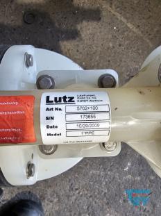 CP-Anlage: chemisch-physikalische Behandlungsanlage; chemisch-physikalische Behandlung: (chemical wastwater treatment) Allgemeine Bezeichnung fr Verfahren der Abwasserbehandlung mit dem Einsatz von Chemikalien z.B. Fllung, Flockung oder Neutralisation. Durch chemische Verfahren werden  Abwasserinhaltsstoffe in eine Form berfhrt, in der sie z.B. mechanisch  getrennt werden knnen. Da auch biologisch abbaubare Verbindungen durch chemische Verfahren beeintrchtigt werden, hat deren Einsatz eine direkte Auswirkung auf eine ggf. nachgeschaltete biologische Abwasserreinigung. 
Ein weiteres Verfahren der chemischen Abwasserbehandlung ist die Oxidation von Wasserinhaltsstoffen mit Wasserstoffperoxid. Quelle:www.wasser-wissen.de
Fllungsanlage

Der Betrieb einer Fllungsanlage bietet sich in Fllen von mit Schwermetallen belastetem Abwasser an. Insbesondere fr die separate Behandlung von belasteten Abwasserteilstrmen  sind Fllungsanlagen bewhrt, um die Einhaltung von Einleitergrenzwerten zu gewhrleisten. In Abhngigkeit von der Reinigungsleistung ist ein erneuter Einsatz des Wassers in der Produktion erreichbar. Quelle: www.wasser-wissen.de
Flockungsanlage

Eine Flockungsanlage ist ein System zur Zudosierung von Flockungsmittel. In der Abwasserbehandlung werden diese Anlagen zur Vernderung der Oberflchenspannung eingesetzt, was im Abwasser zur Bildung groer Feststoffpartikel (Flocken) fhrt. Diese sedimentieren leicht und lassen sich gut abfiltrieren, wodurch klares Wasser erhalten werden soll.

Flockungsanlagen gibt es in unterschiedlichen Ausfhrungen:
als handgesteuerte Einkammeranlage, zweistufige Flockungsanlage oder auch vollautomatische Dreikammeranlage.
Quelle: www.wasser-wissen.de
