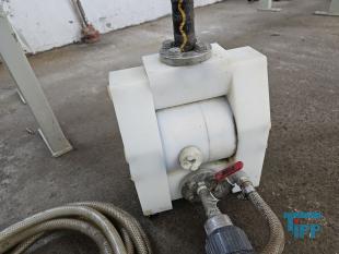 CP-Anlage: chemisch-physikalische Behandlungsanlage; chemisch-physikalische Behandlung: (chemical wastwater treatment) Allgemeine Bezeichnung fr Verfahren der Abwasserbehandlung mit dem Einsatz von Chemikalien z.B. Fllung, Flockung oder Neutralisation. Durch chemische Verfahren werden  Abwasserinhaltsstoffe in eine Form berfhrt, in der sie z.B. mechanisch  getrennt werden knnen. Da auch biologisch abbaubare Verbindungen durch chemische Verfahren beeintrchtigt werden, hat deren Einsatz eine direkte Auswirkung auf eine ggf. nachgeschaltete biologische Abwasserreinigung. 
Ein weiteres Verfahren der chemischen Abwasserbehandlung ist die Oxidation von Wasserinhaltsstoffen mit Wasserstoffperoxid. Quelle:www.wasser-wissen.de
Fllungsanlage

Der Betrieb einer Fllungsanlage bietet sich in Fllen von mit Schwermetallen belastetem Abwasser an. Insbesondere fr die separate Behandlung von belasteten Abwasserteilstrmen  sind Fllungsanlagen bewhrt, um die Einhaltung von Einleitergrenzwerten zu gewhrleisten. In Abhngigkeit von der Reinigungsleistung ist ein erneuter Einsatz des Wassers in der Produktion erreichbar. Quelle: www.wasser-wissen.de
Flockungsanlage

Eine Flockungsanlage ist ein System zur Zudosierung von Flockungsmittel. In der Abwasserbehandlung werden diese Anlagen zur Vernderung der Oberflchenspannung eingesetzt, was im Abwasser zur Bildung groer Feststoffpartikel (Flocken) fhrt. Diese sedimentieren leicht und lassen sich gut abfiltrieren, wodurch klares Wasser erhalten werden soll.

Flockungsanlagen gibt es in unterschiedlichen Ausfhrungen:
als handgesteuerte Einkammeranlage, zweistufige Flockungsanlage oder auch vollautomatische Dreikammeranlage.
Quelle: www.wasser-wissen.de
